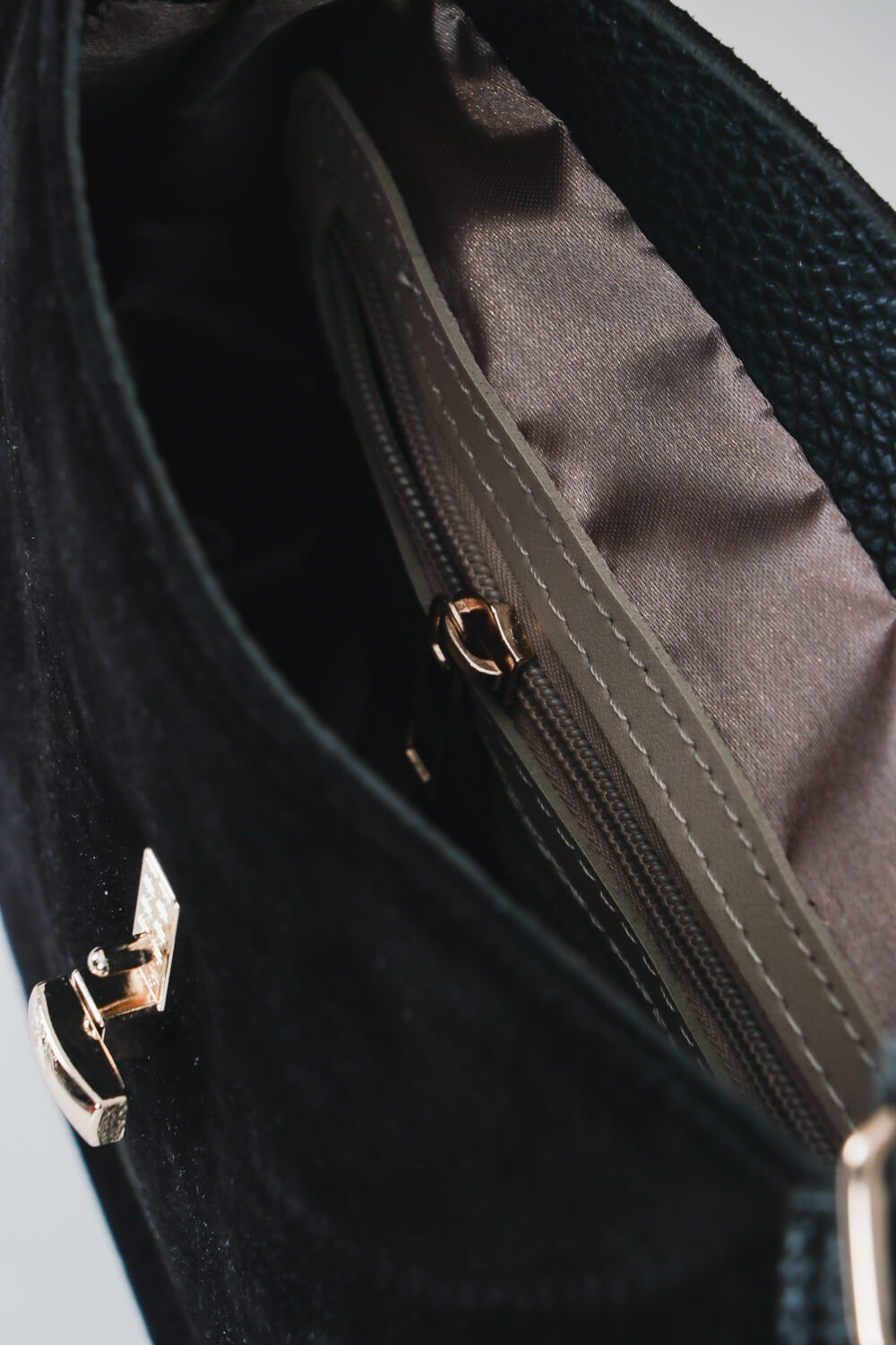 Δερμάτινη τσάντα με καπάκι