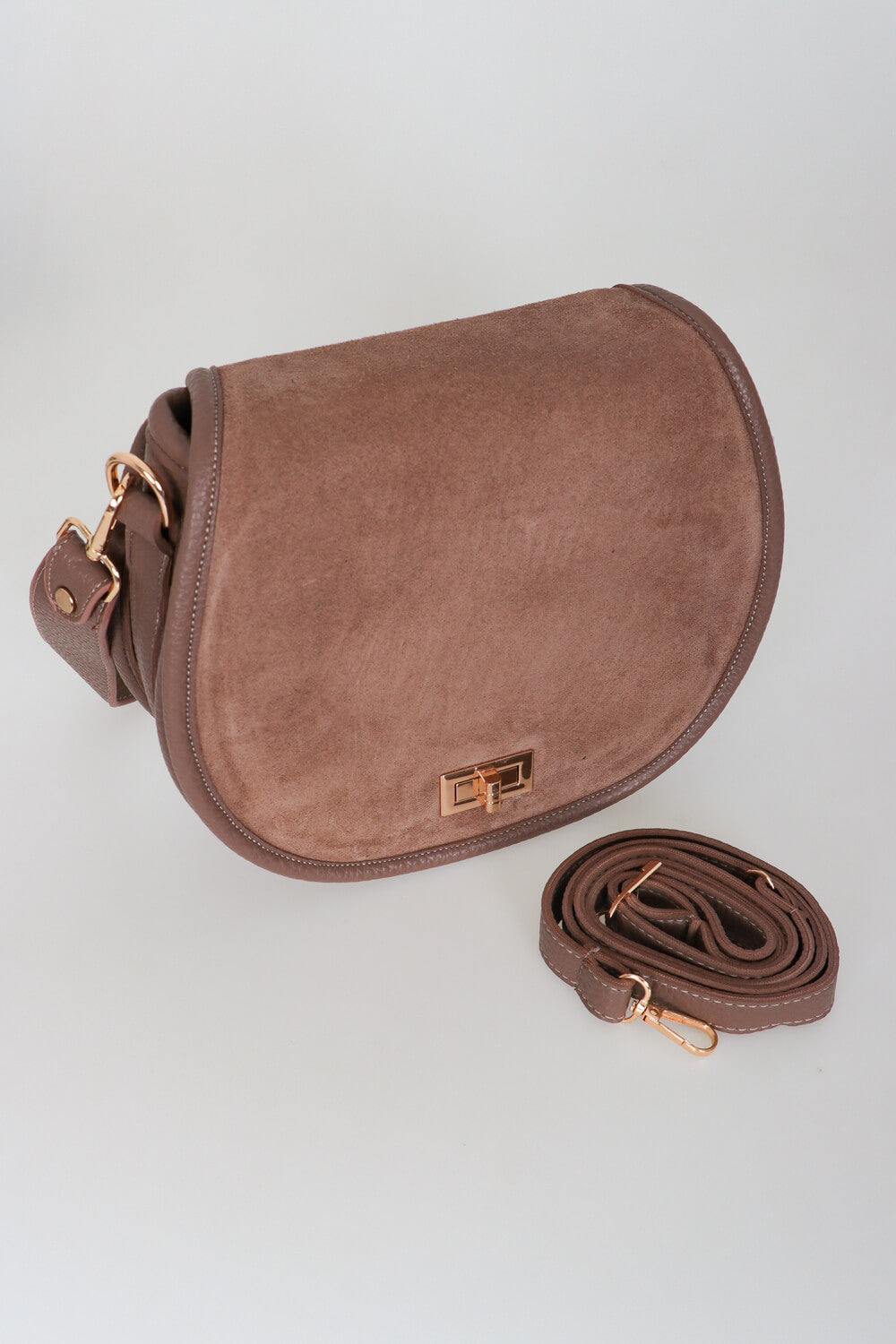 Δερμάτινη τσάντα με μεταλλικό κλείσιμο