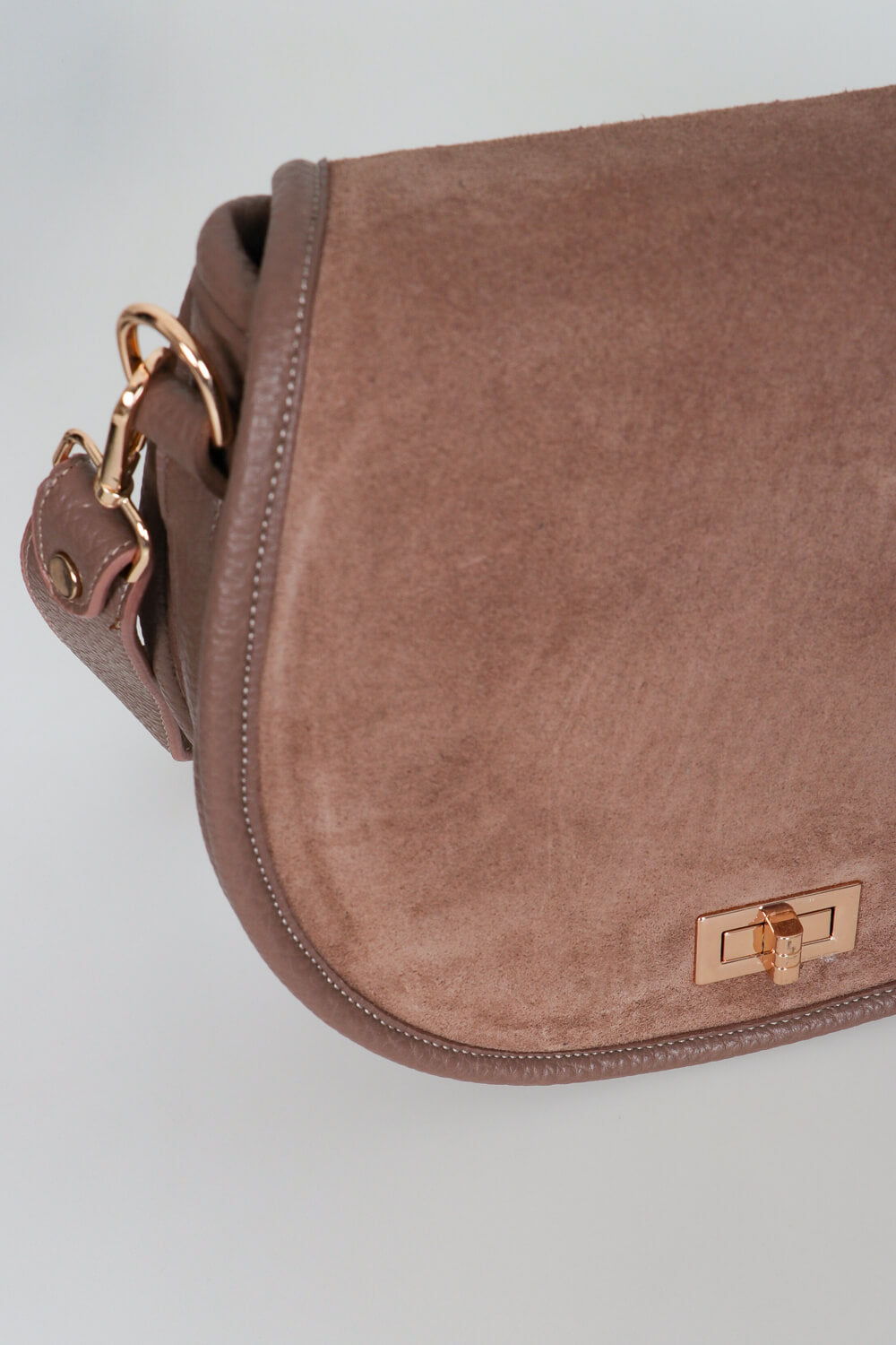 Δερμάτινη τσάντα με μεταλλικό κλείσιμο