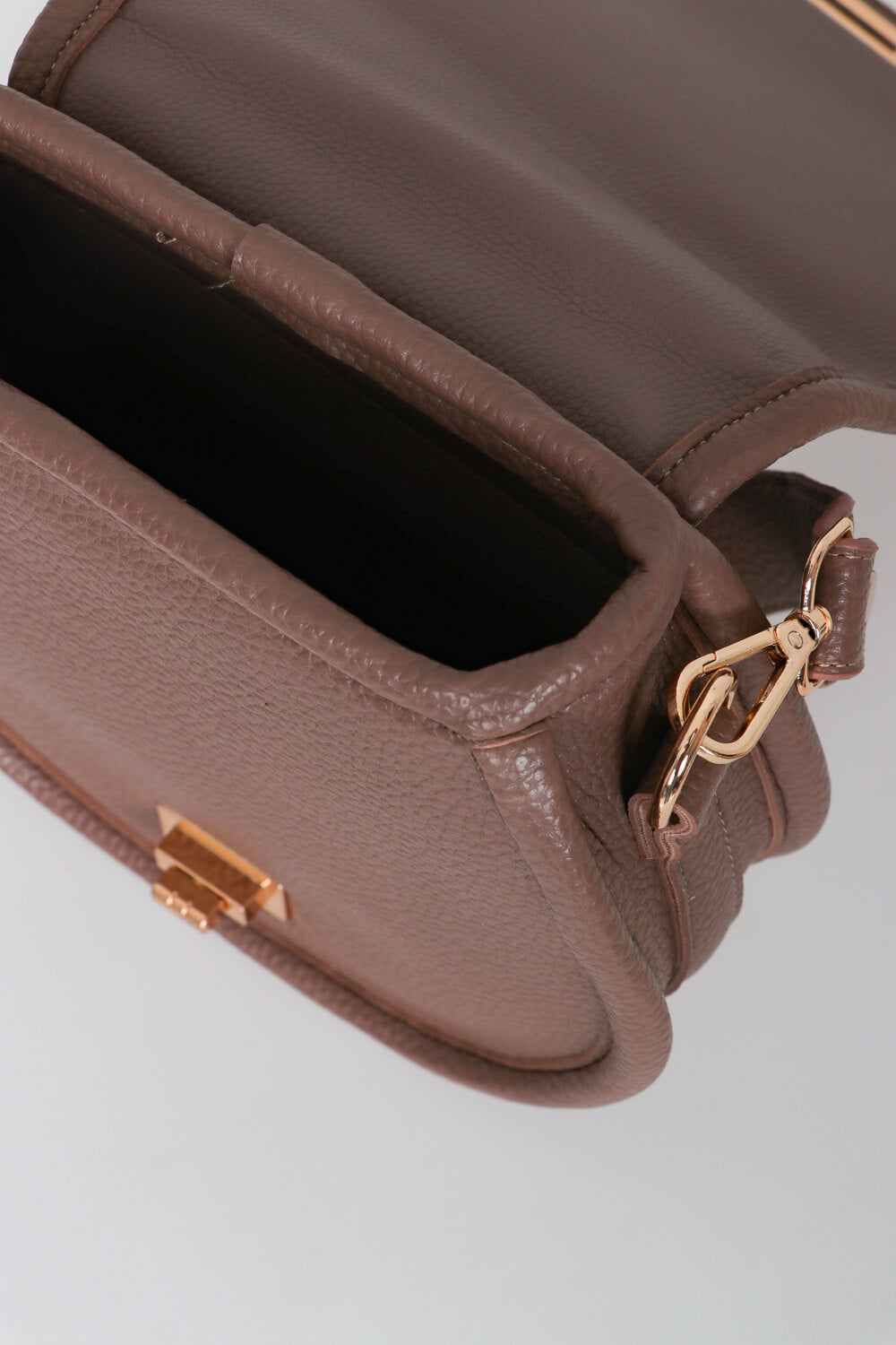 Δερμάτινη τσάντα με μεταλλικό κλείσιμο