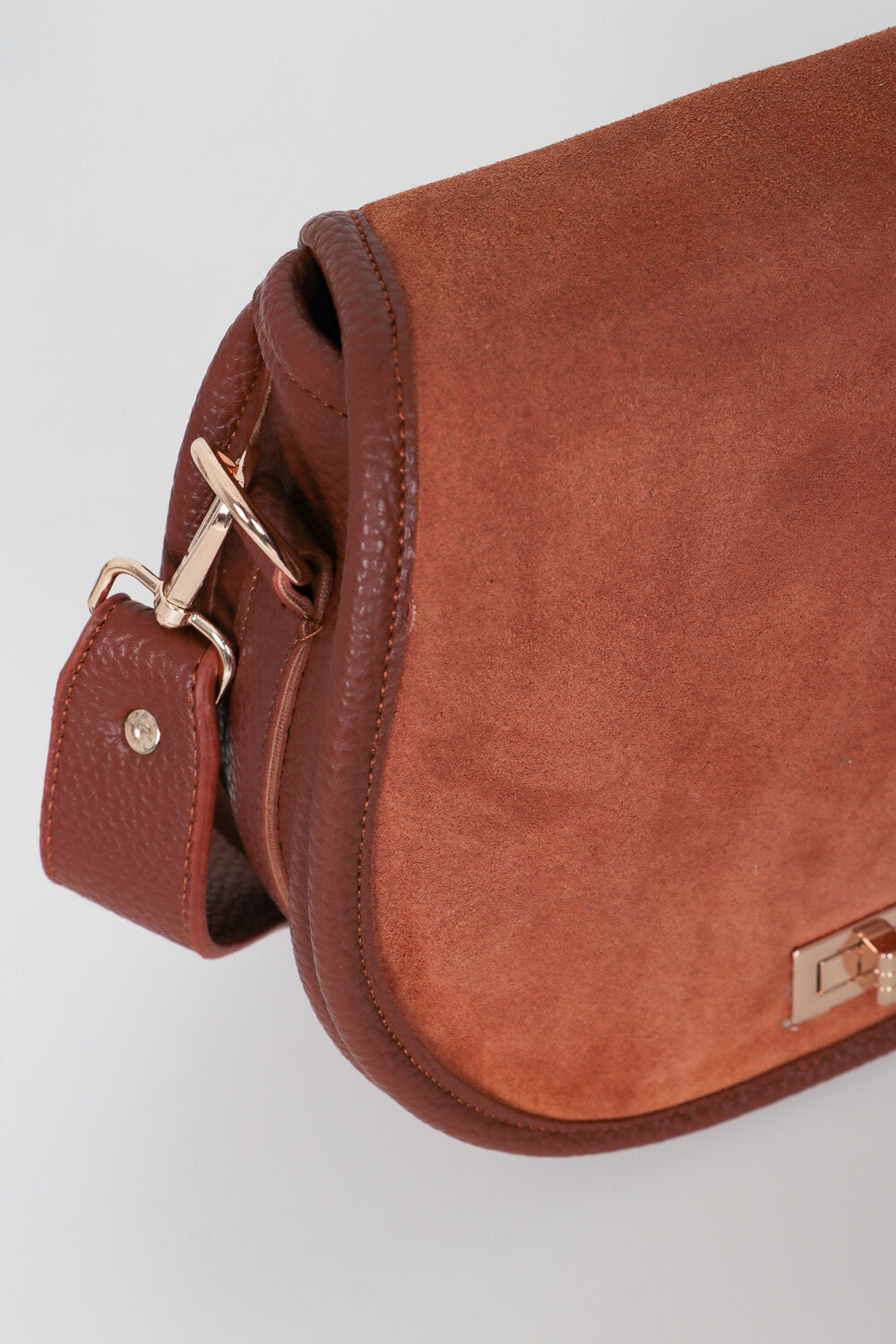 Δερμάτινη τσάντα με μεταλλικό κλείσιμο