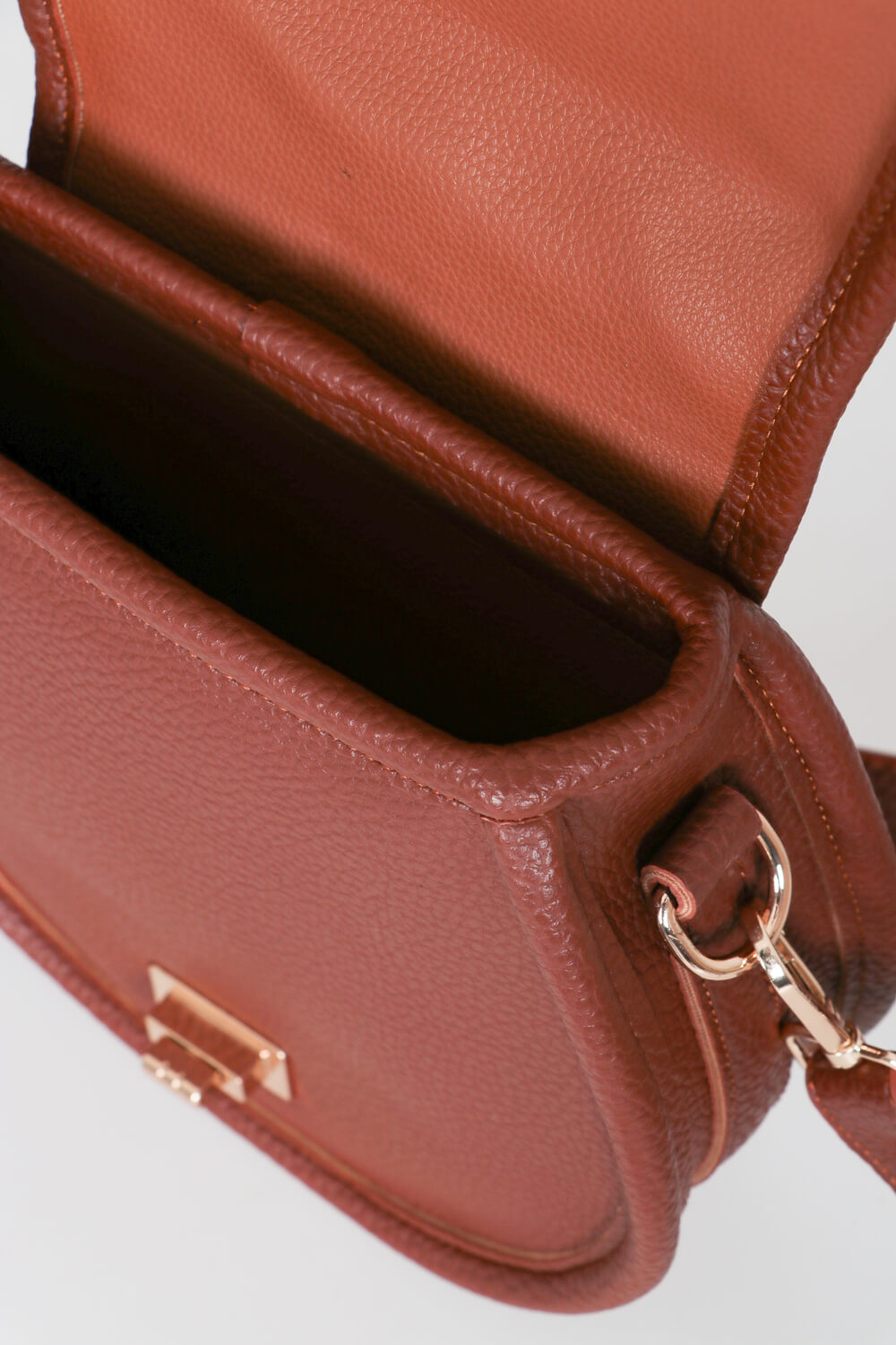 Δερμάτινη τσάντα με μεταλλικό κλείσιμο