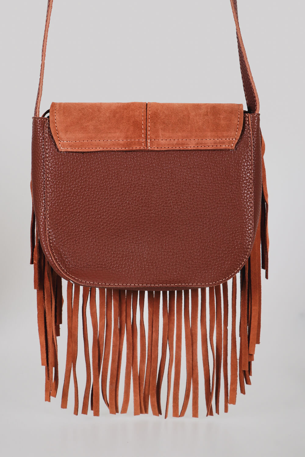 Δερμάτινη τσάντα με καπάκι και κρόσσια