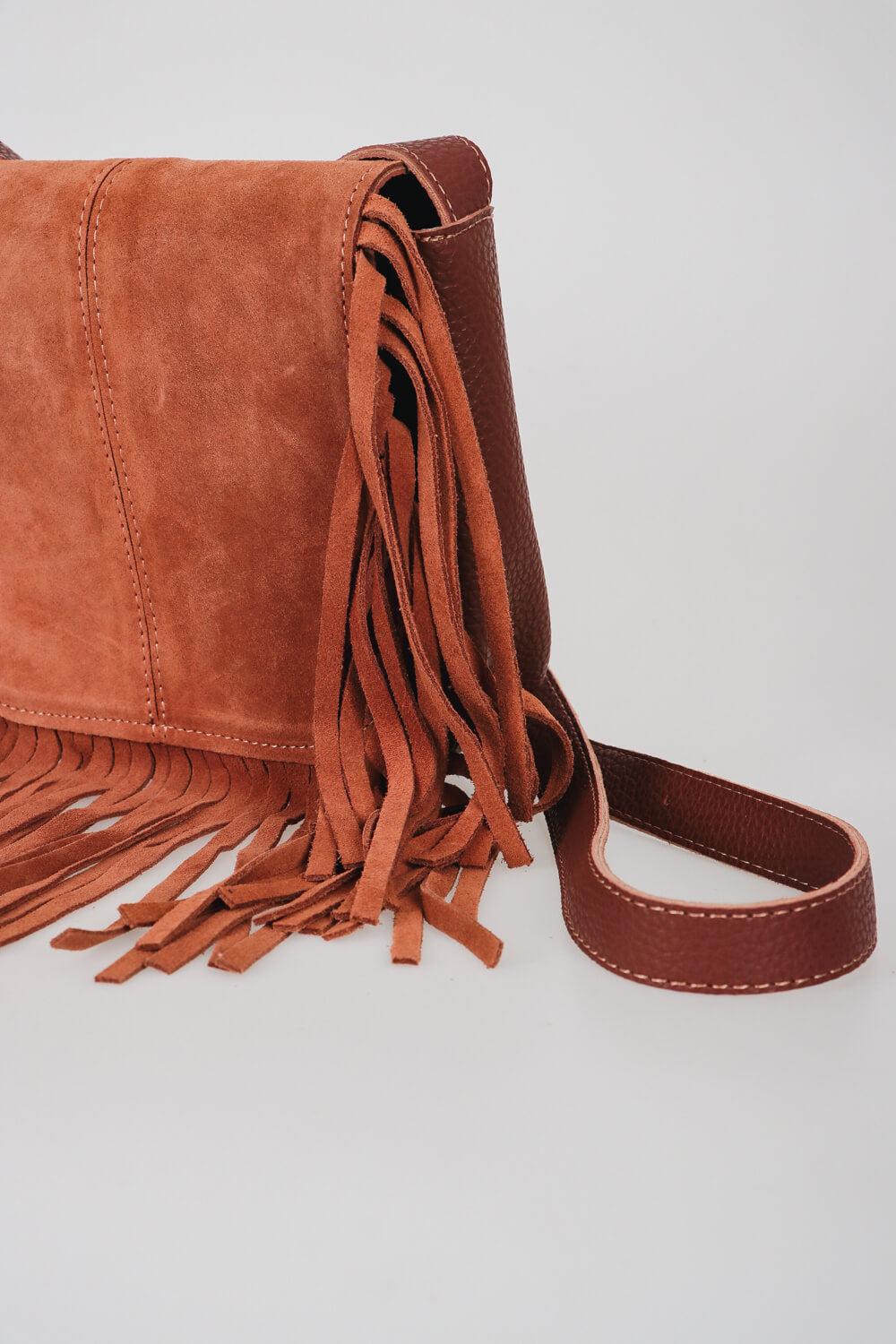 Δερμάτινη τσάντα με καπάκι και κρόσσια