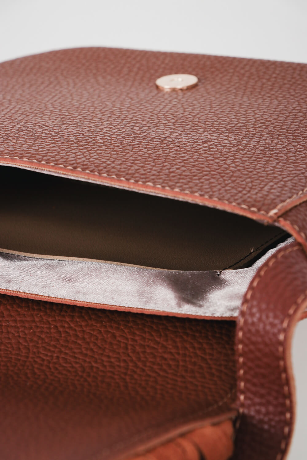 Δερμάτινη τσάντα με καπάκι και κρόσσια