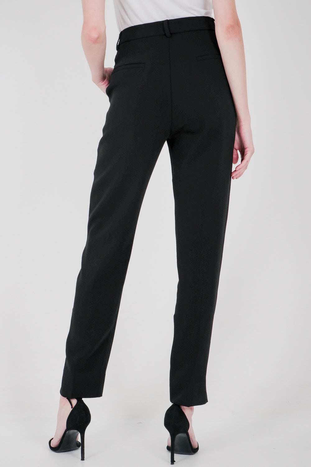 Ψηλόμεσο παντελόνι σε slim γραμμή