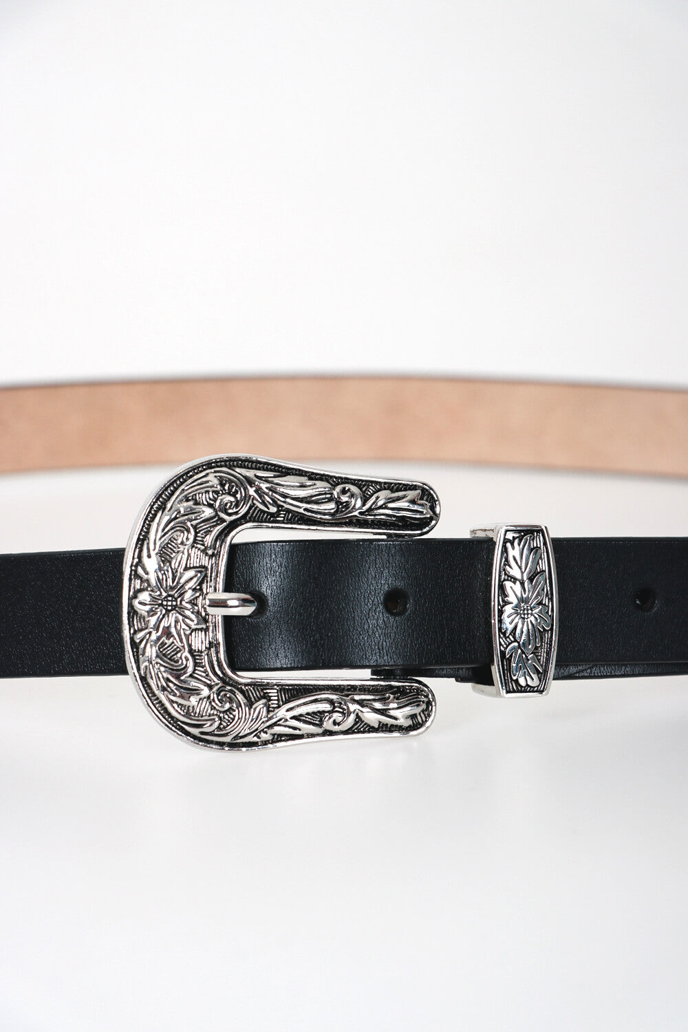 Δερμάτινη ζώνη με ανάγλυφη αγκράφα