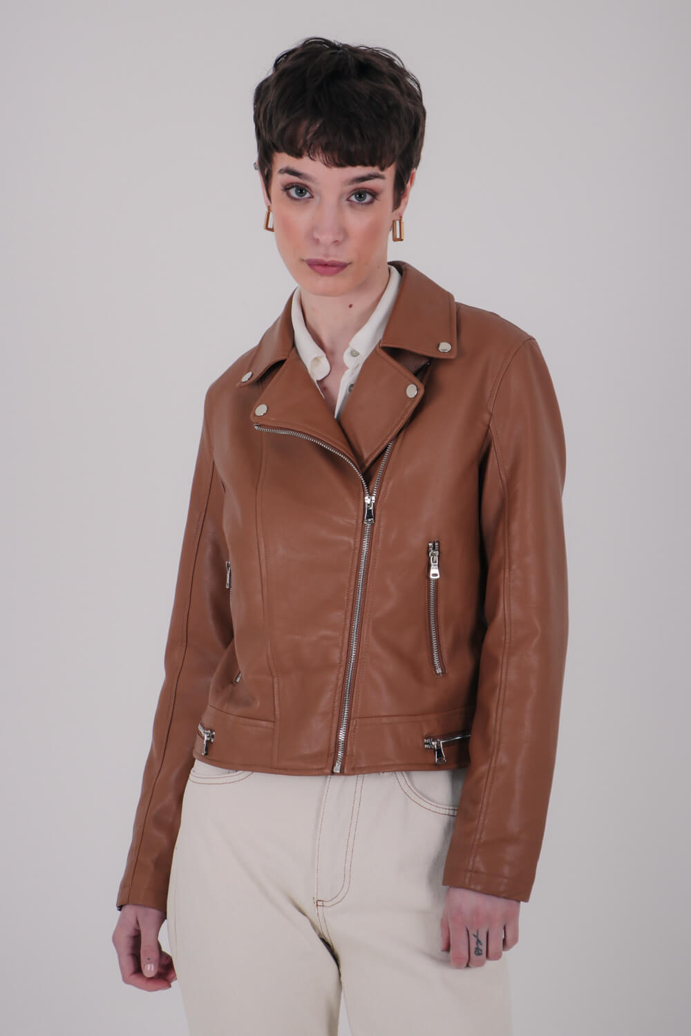 Μπουφάν με φερμουάρ και υφή δέρματος