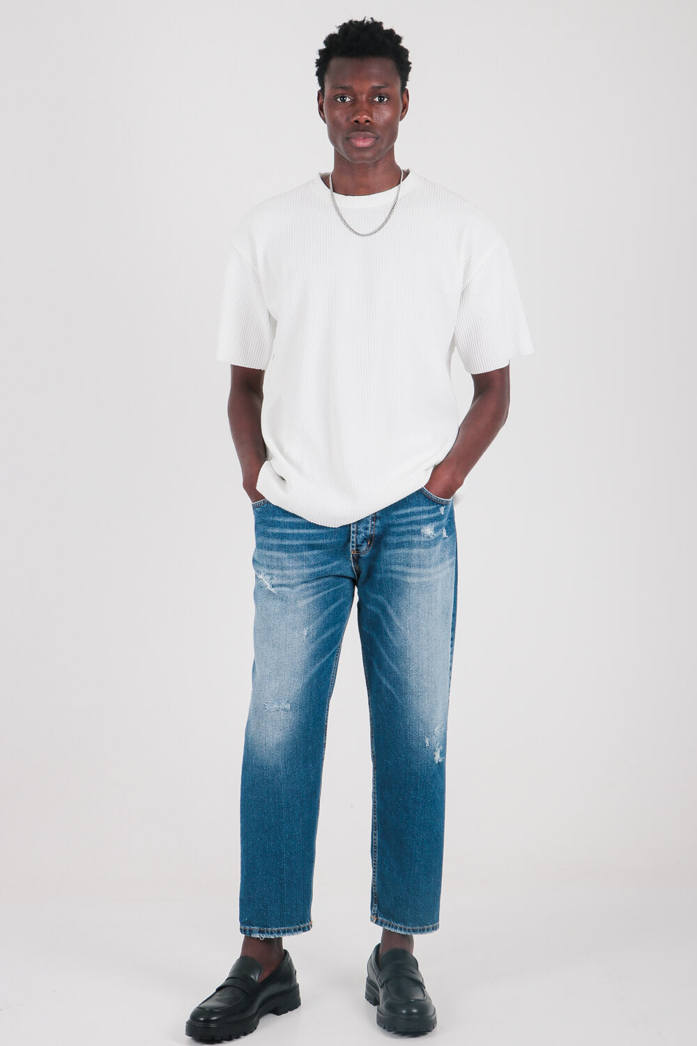 Τζιν relaxed fit με σκισίματα