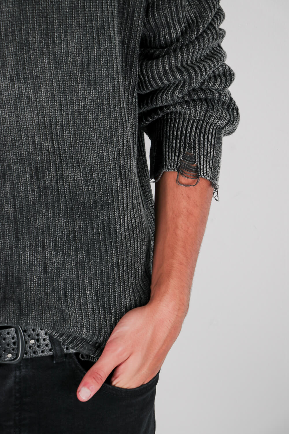 Πλεκτή μπλούζα με φθορές