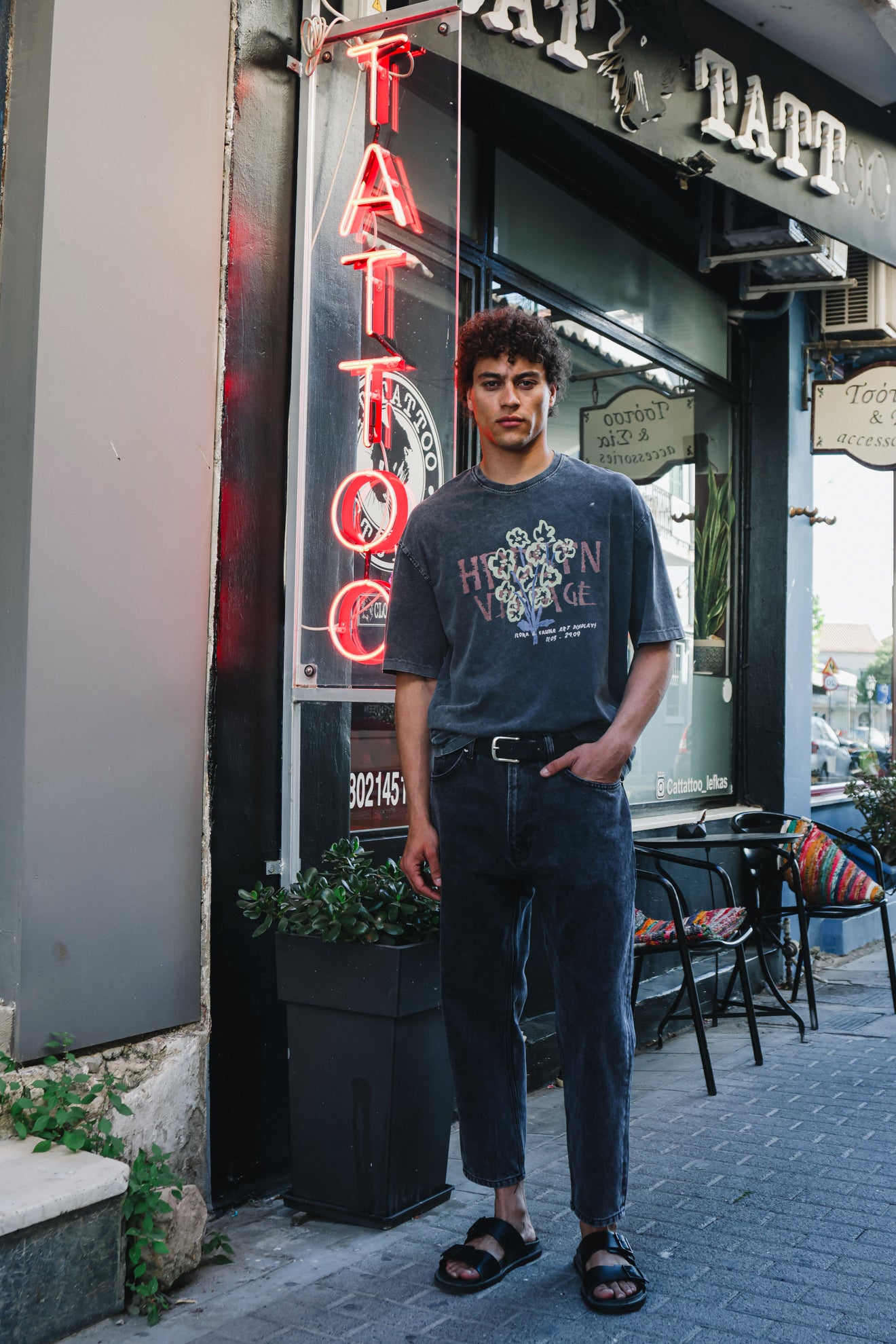 Μπλούζα με ξέβαμμα και στάμπα