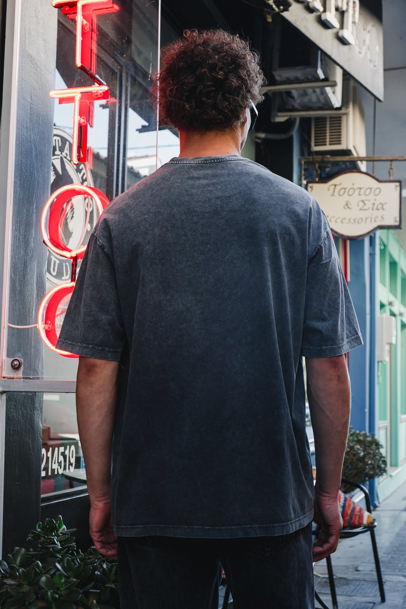 Μπλούζα με ξέβαμμα και στάμπα