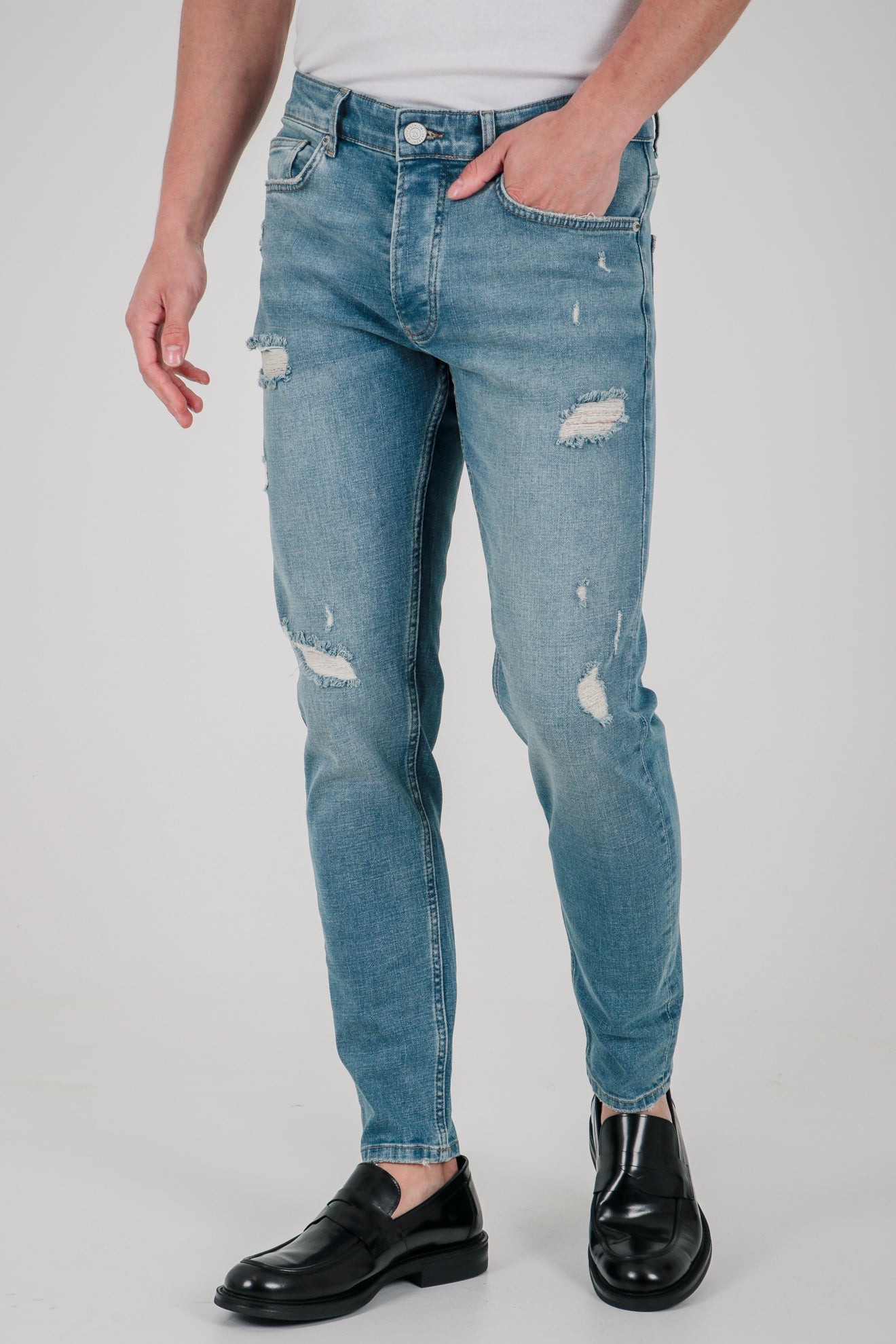 Τζιν slim fit με σκισίματα