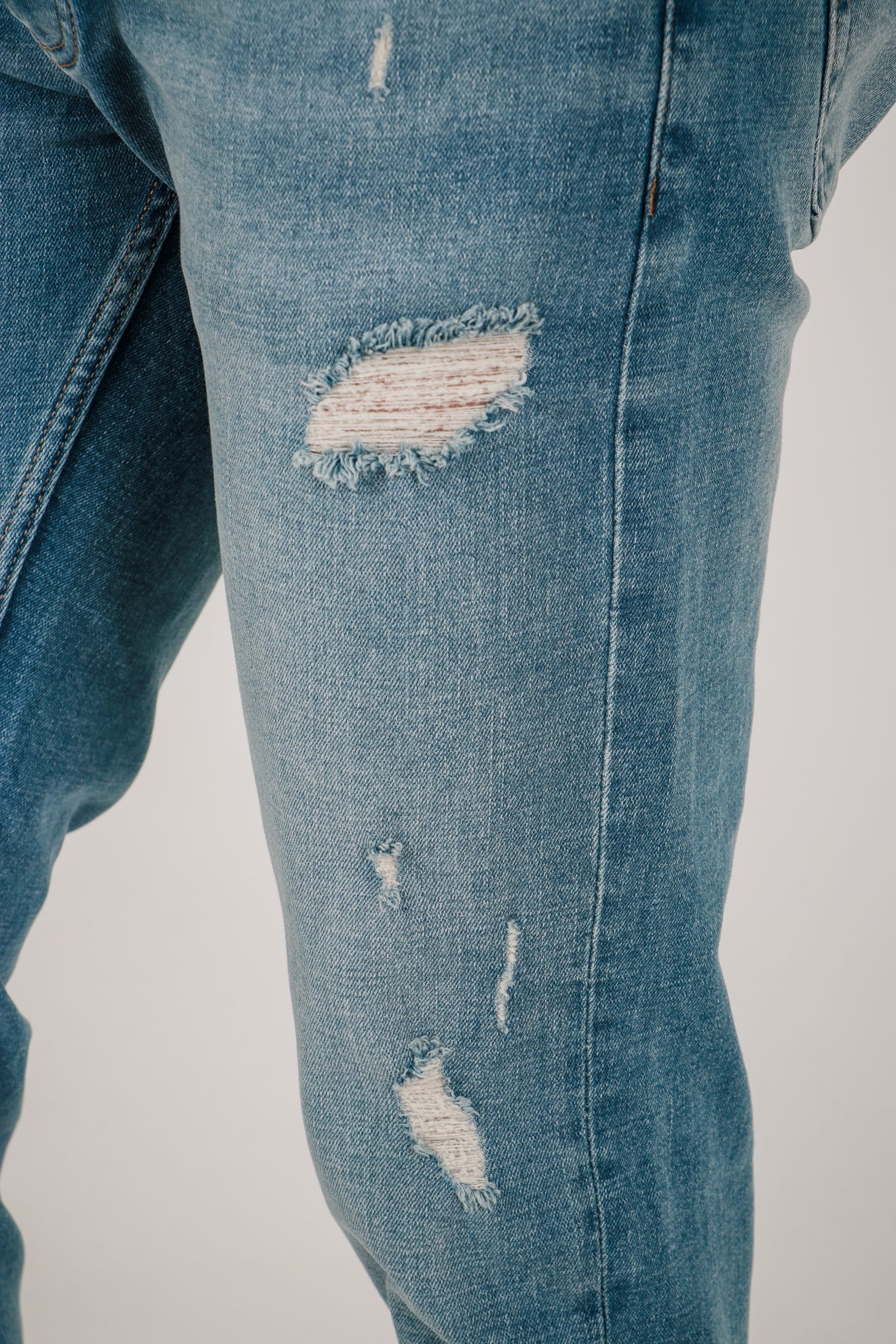 Τζιν slim fit με σκισίματα