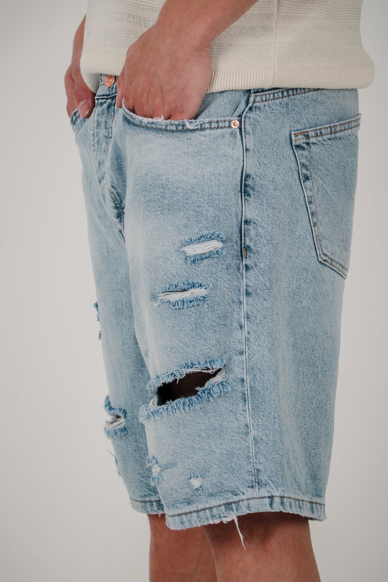 Βερμούδα ντένιμ με σκισίματα