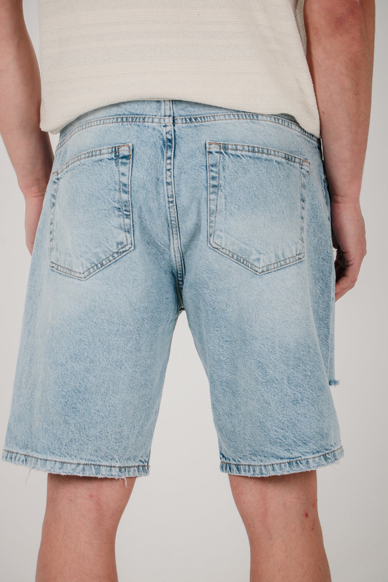 Βερμούδα ντένιμ με σκισίματα
