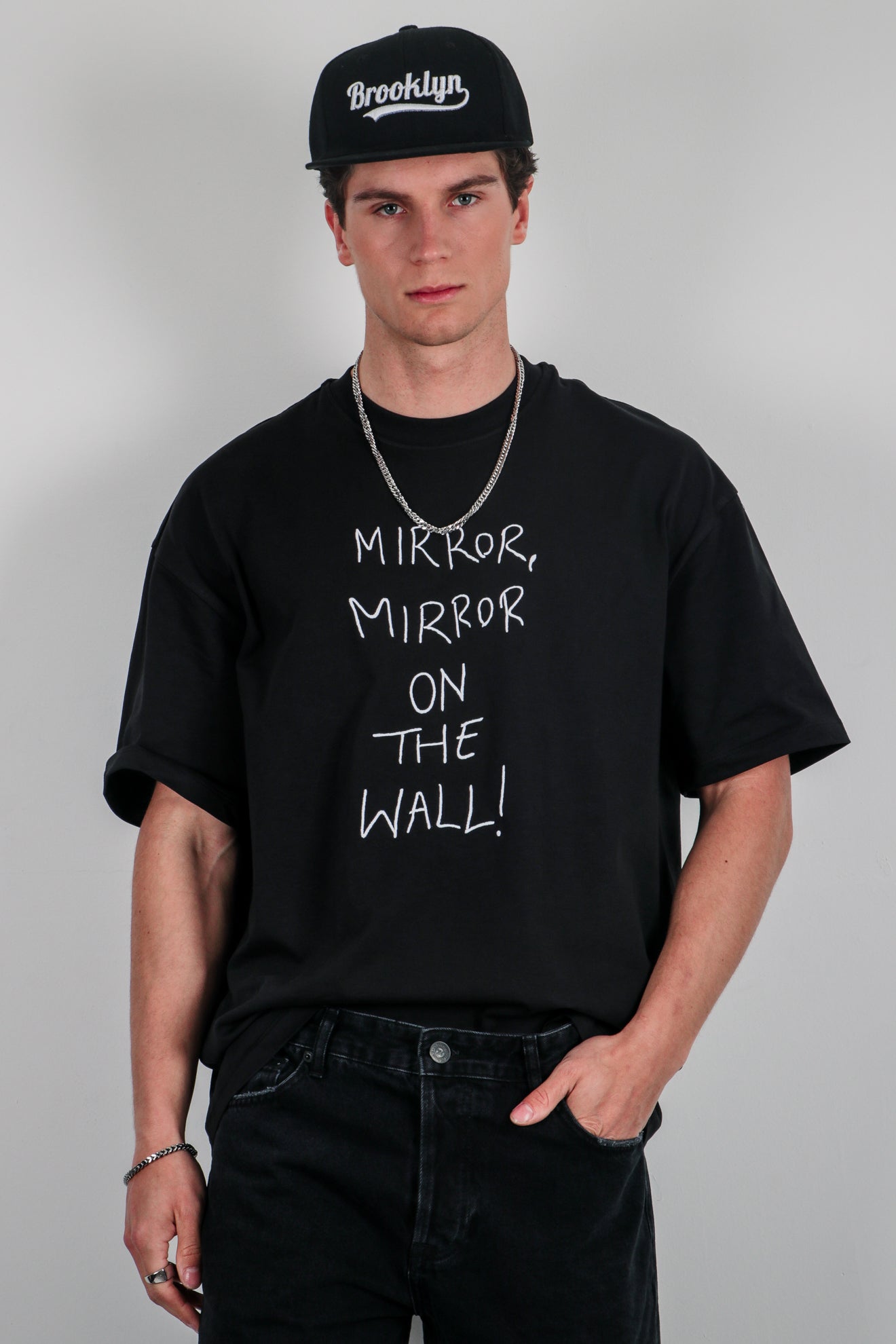 Μπλούζα με κεντημένη επιγραφή