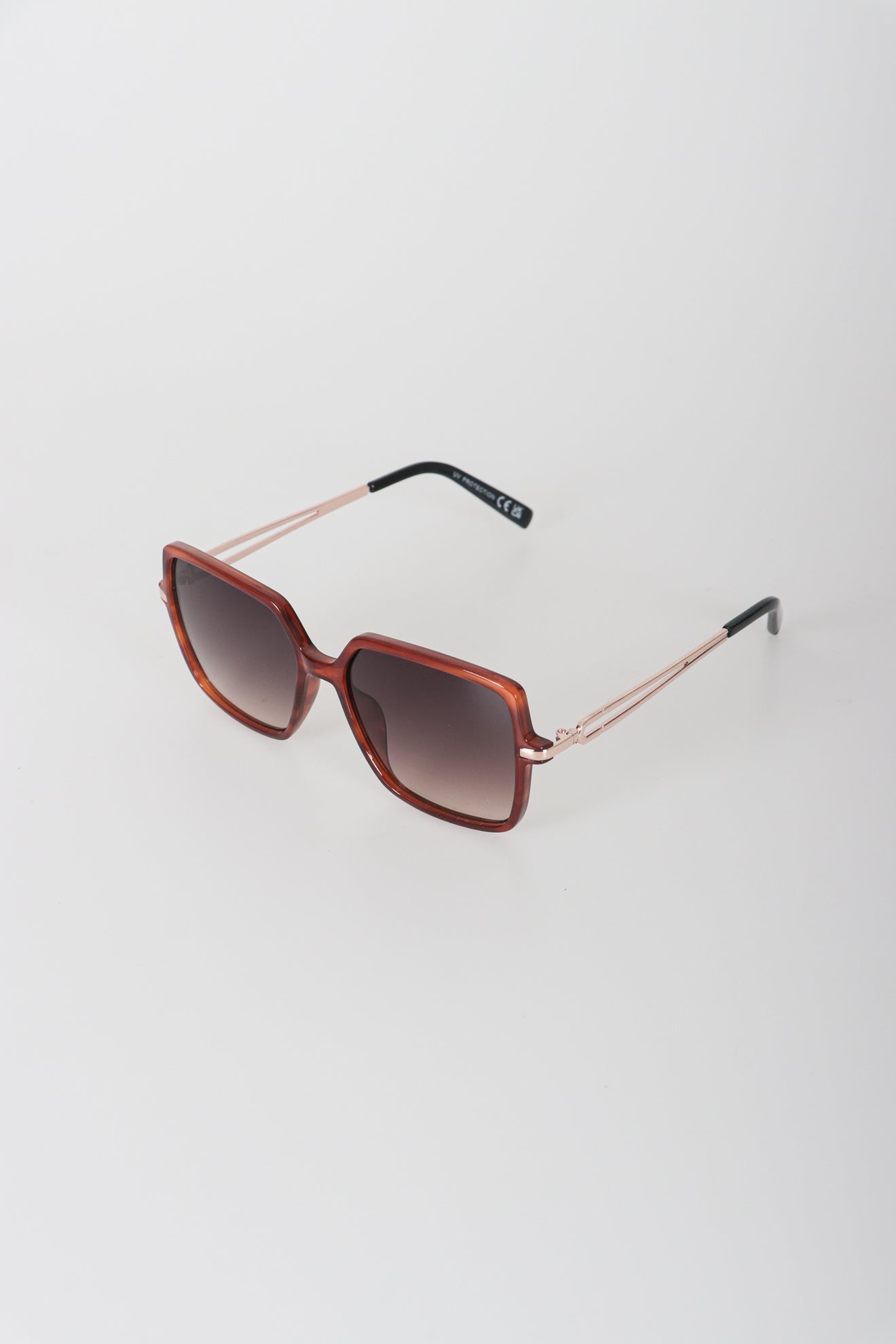 Γυαλιά ηλίου με τετραγωνισμένο σκελετό