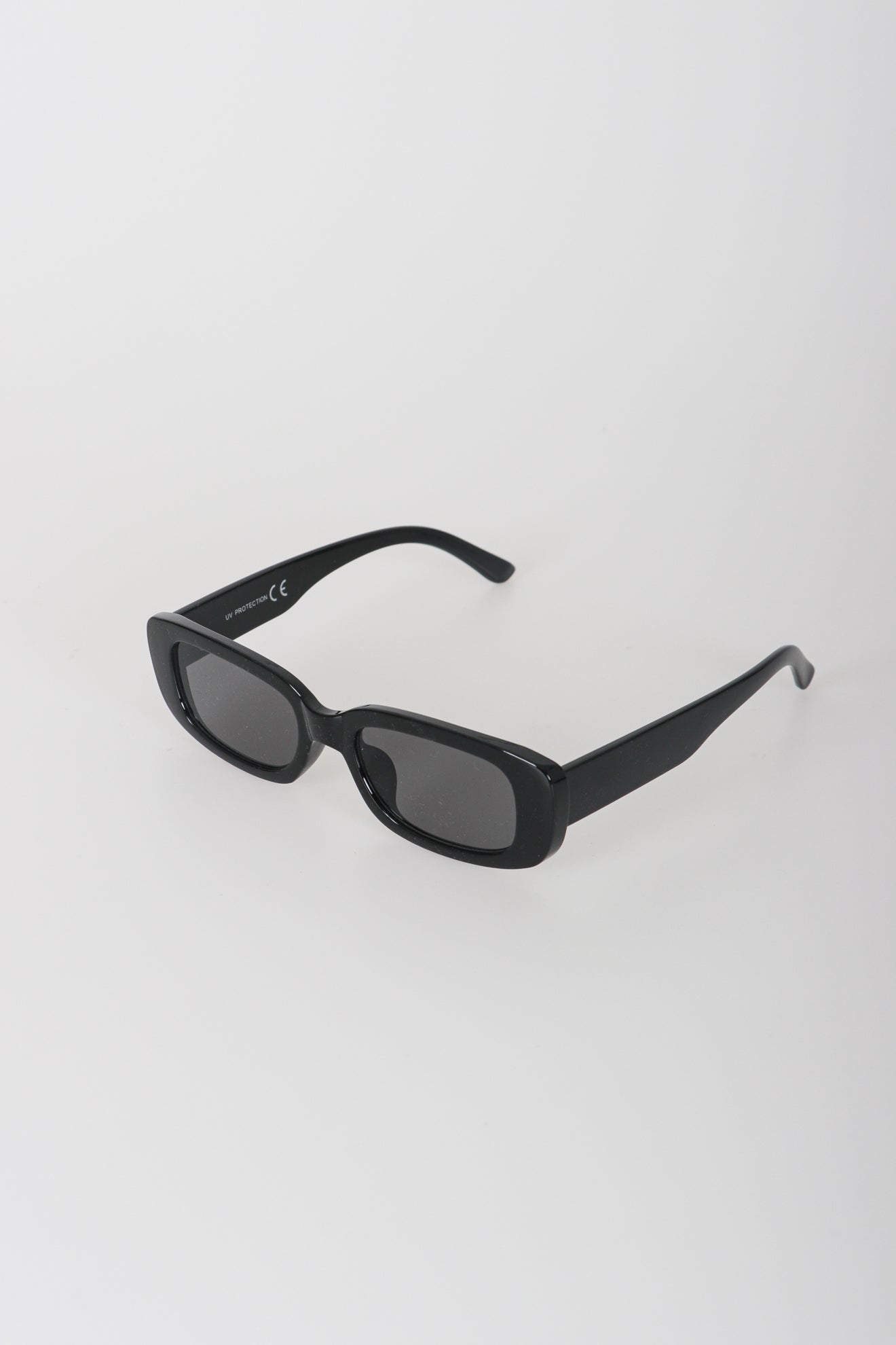 Γυαλιά ηλίου με οβάλ σκελετό