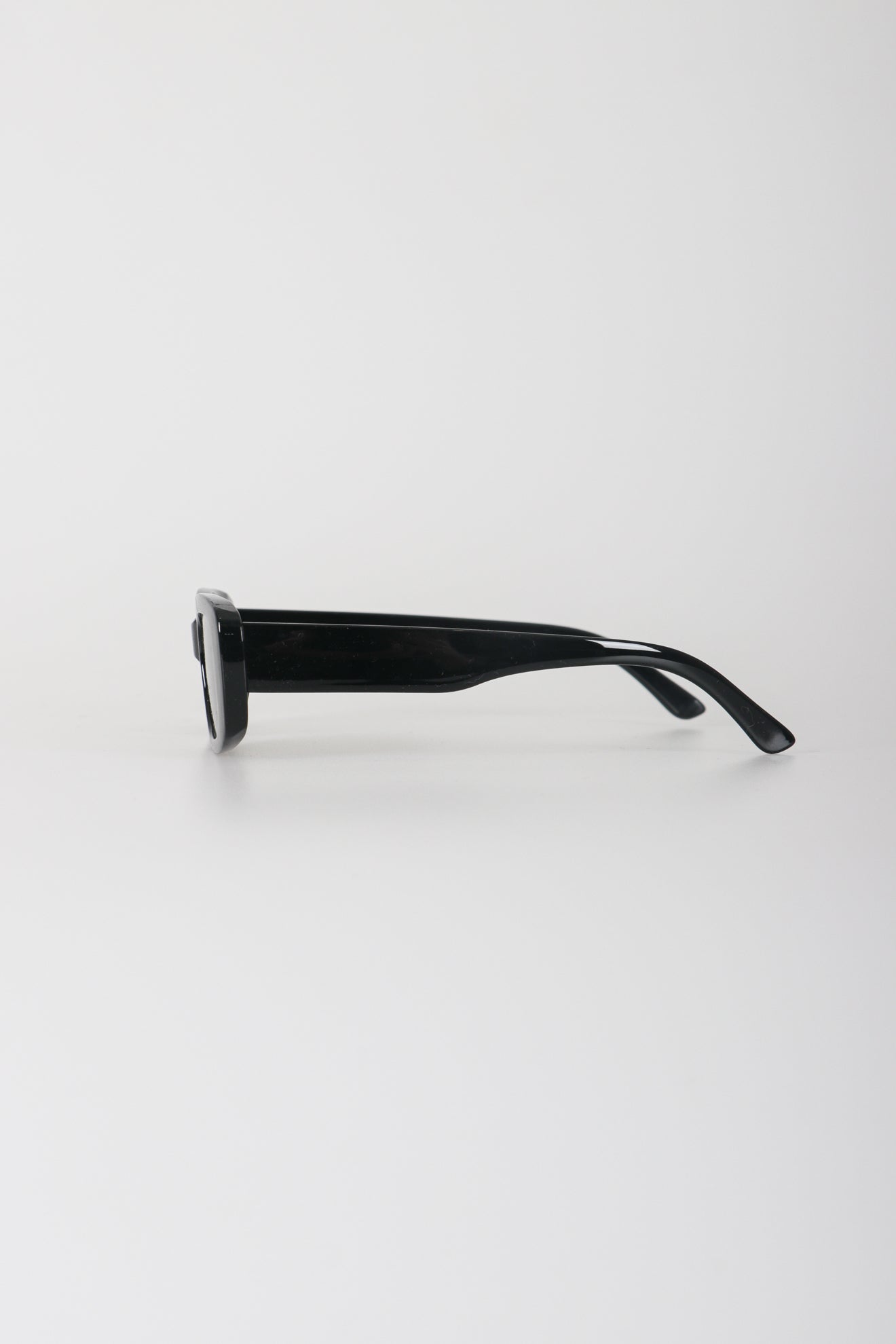 Γυαλιά ηλίου με οβάλ σκελετό