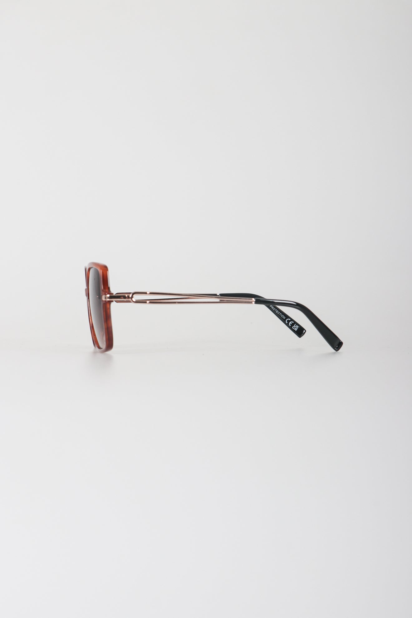 Γυαλιά ηλίου με τετραγωνισμένο σκελετό