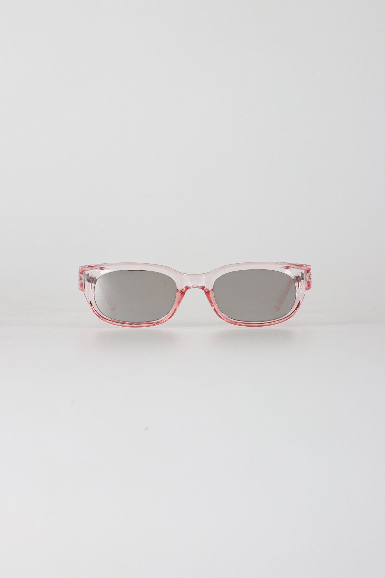 Γυαλιά ηλίου με οβάλ σκελετό