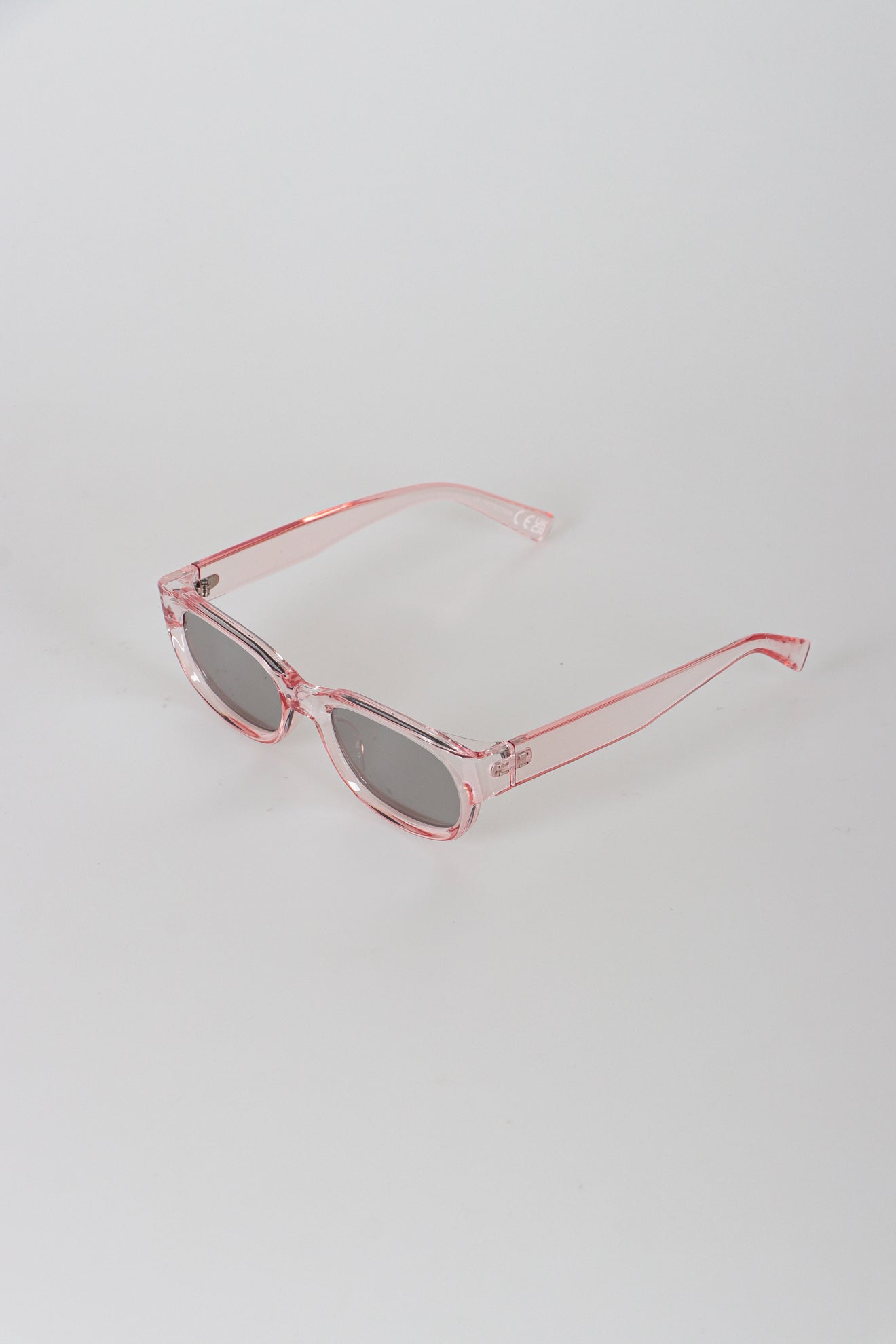 Γυαλιά ηλίου με οβάλ σκελετό