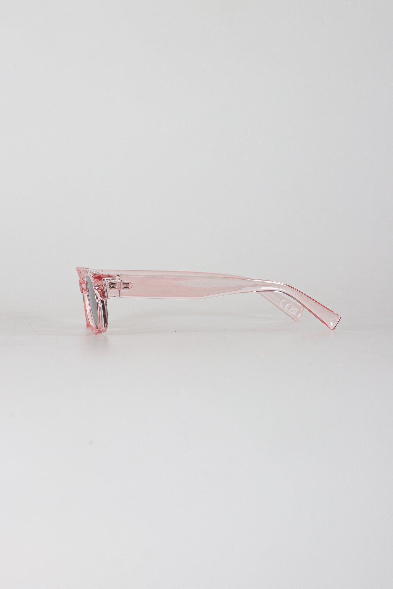 Γυαλιά ηλίου με οβάλ σκελετό