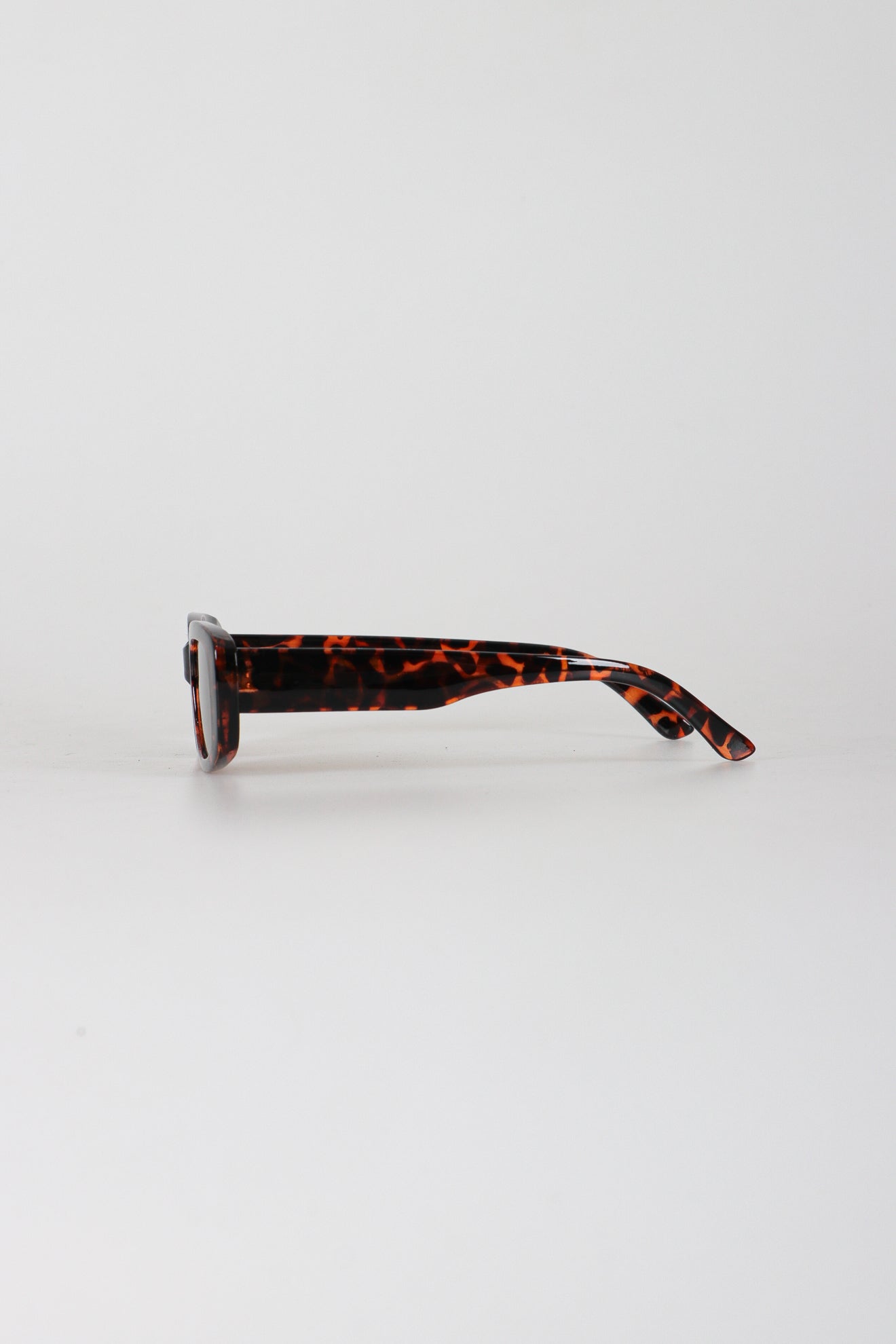 Γυαλιά ηλίου με οβάλ σκελετό