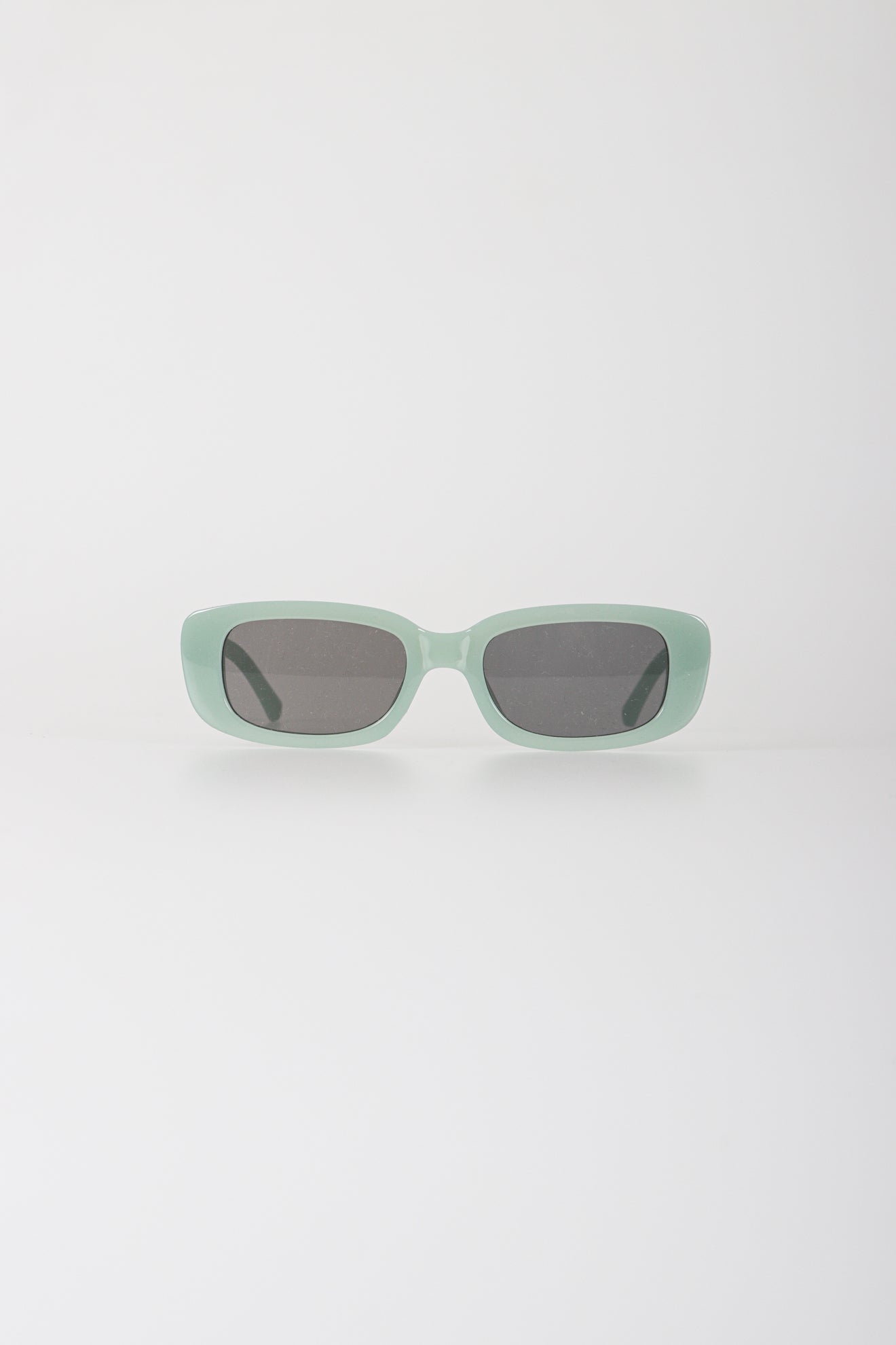 Γυαλιά ηλίου με οβάλ σκελετό