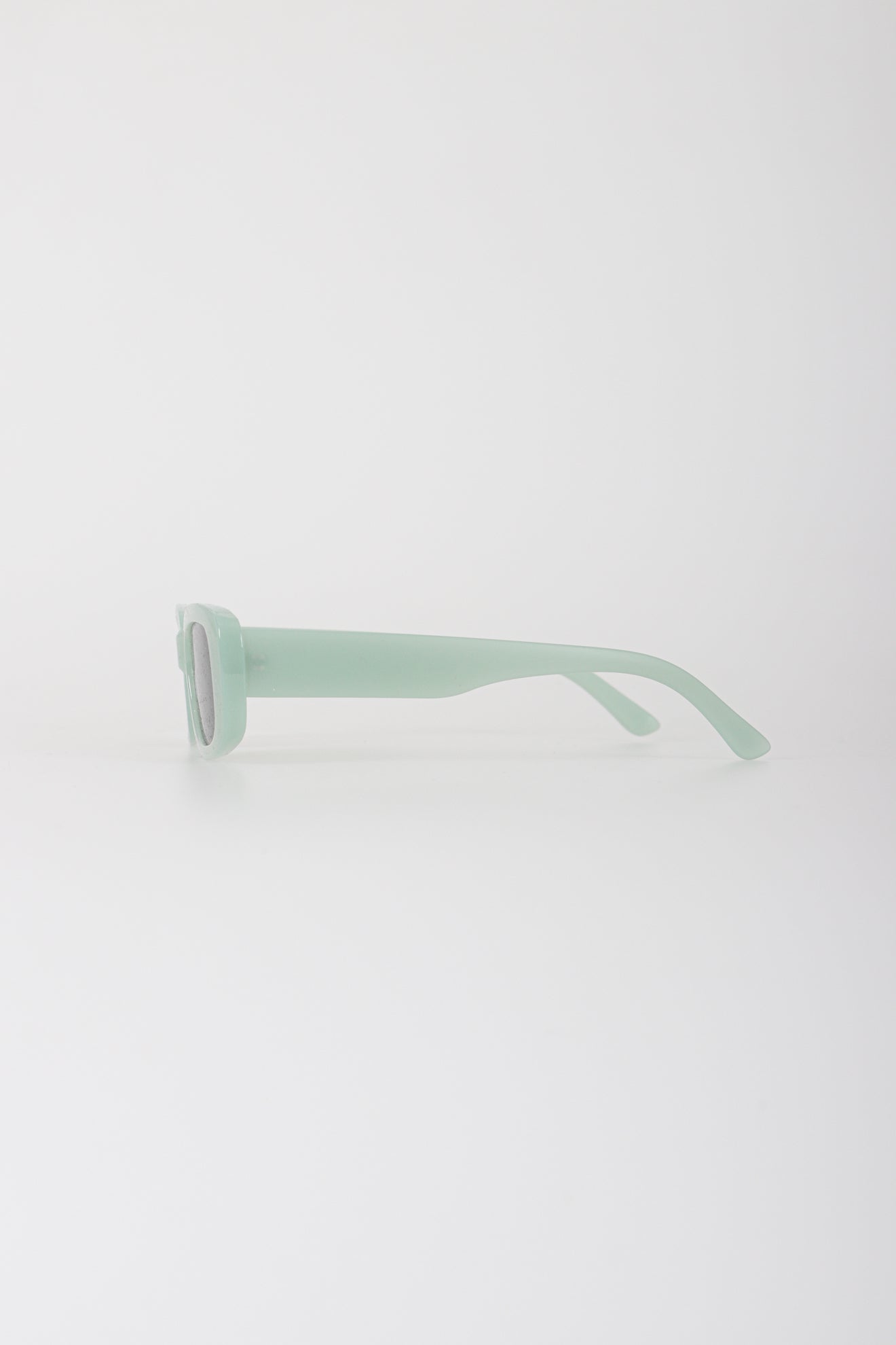 Γυαλιά ηλίου με οβάλ σκελετό