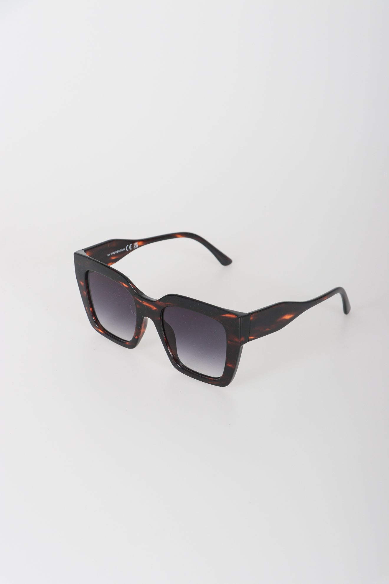 Γυαλιά ηλίου με τετραγωνισμένο σκελετό