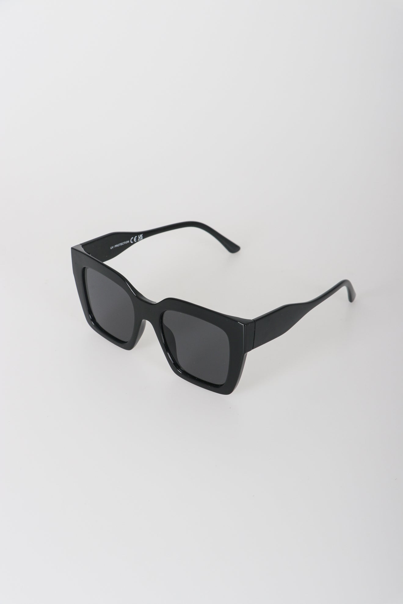 Γυαλιά ηλίου με τετραγωνισμένο σκελετό