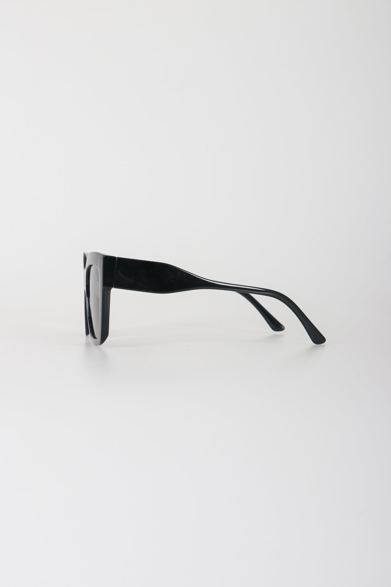 Γυαλιά ηλίου με τετραγωνισμένο σκελετό