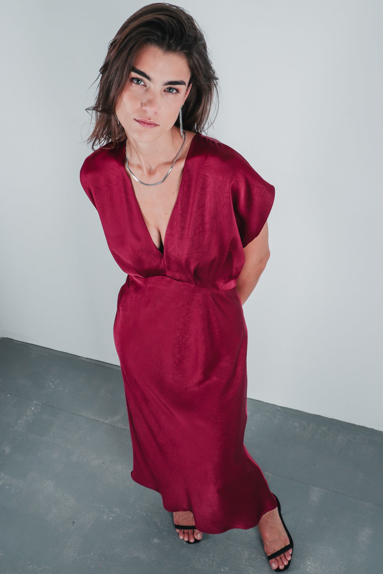 Σατινέ μίντι φόρεμα