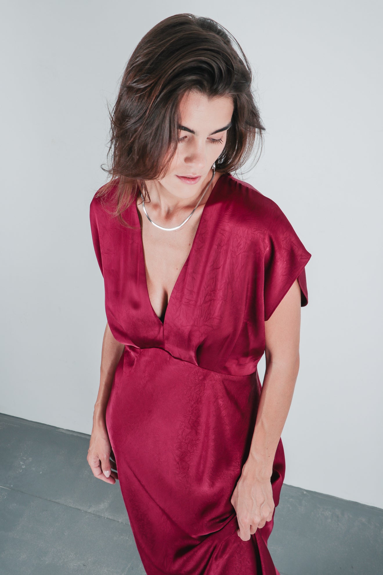 Σατινέ μίντι φόρεμα