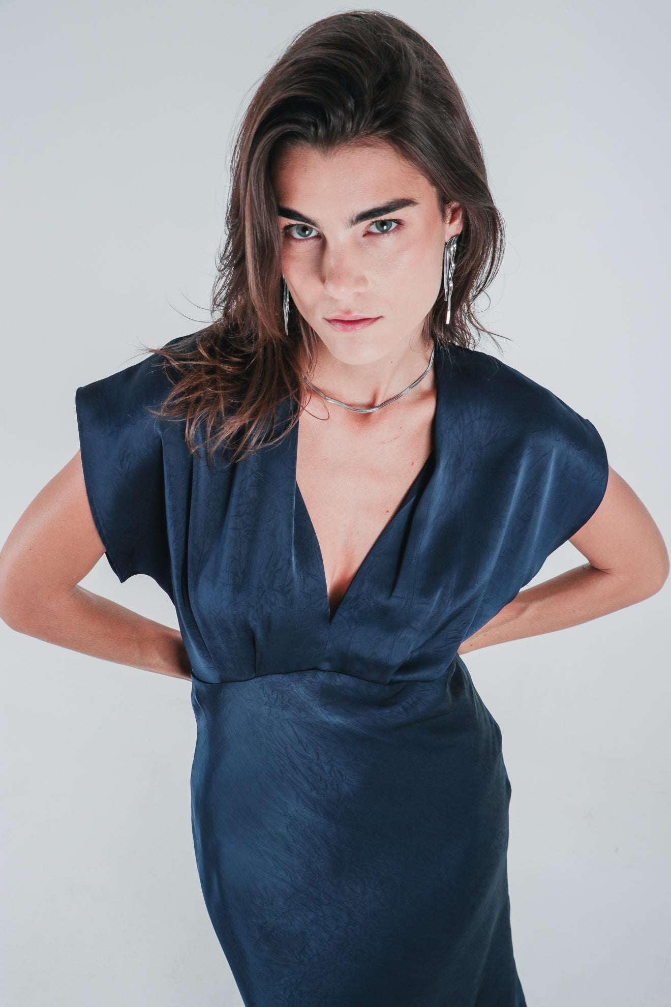 Σατινέ μίντι φόρεμα