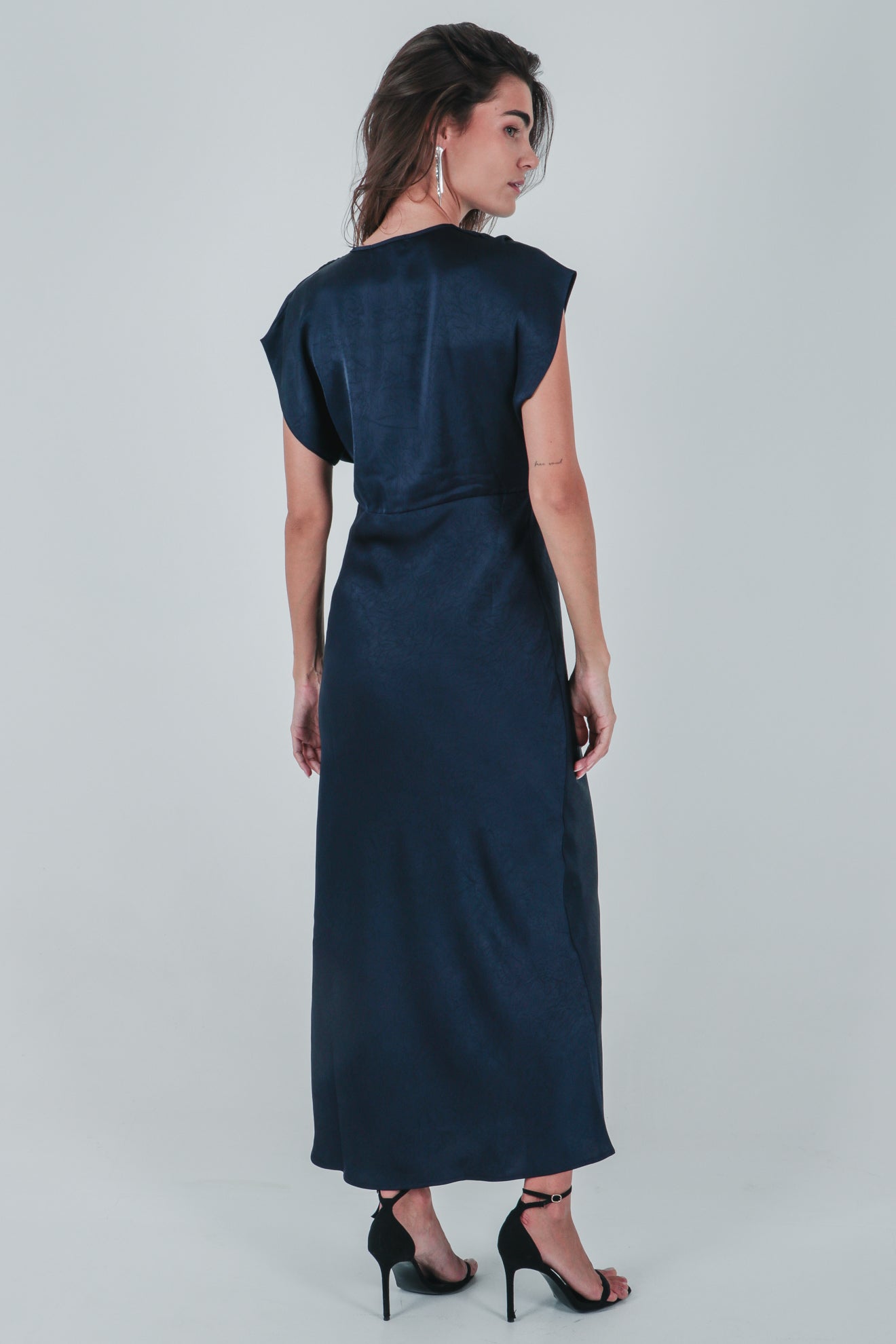 Σατινέ μίντι φόρεμα