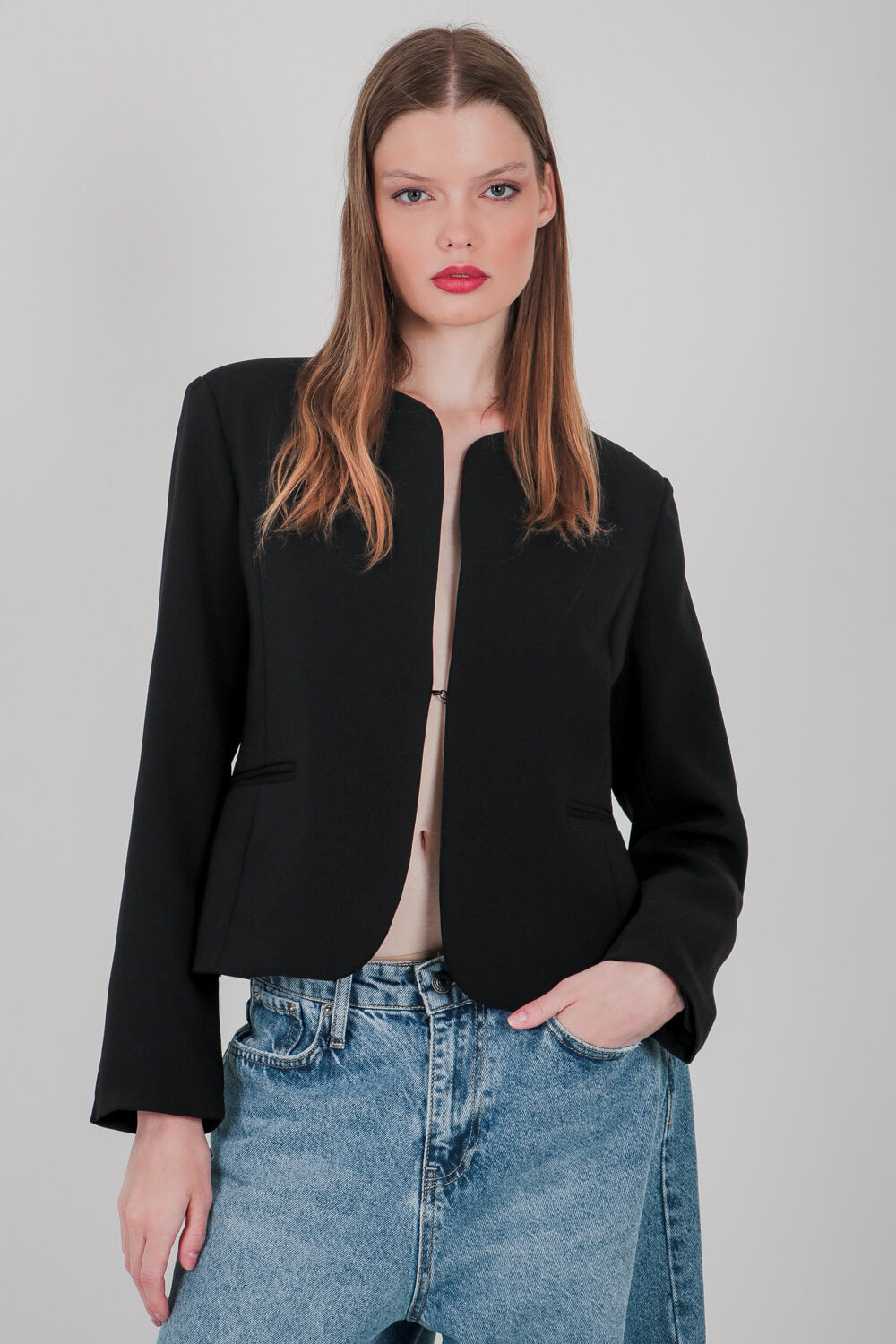 Μπλέιζερ με στρόγγυλη λαιμόλοψη