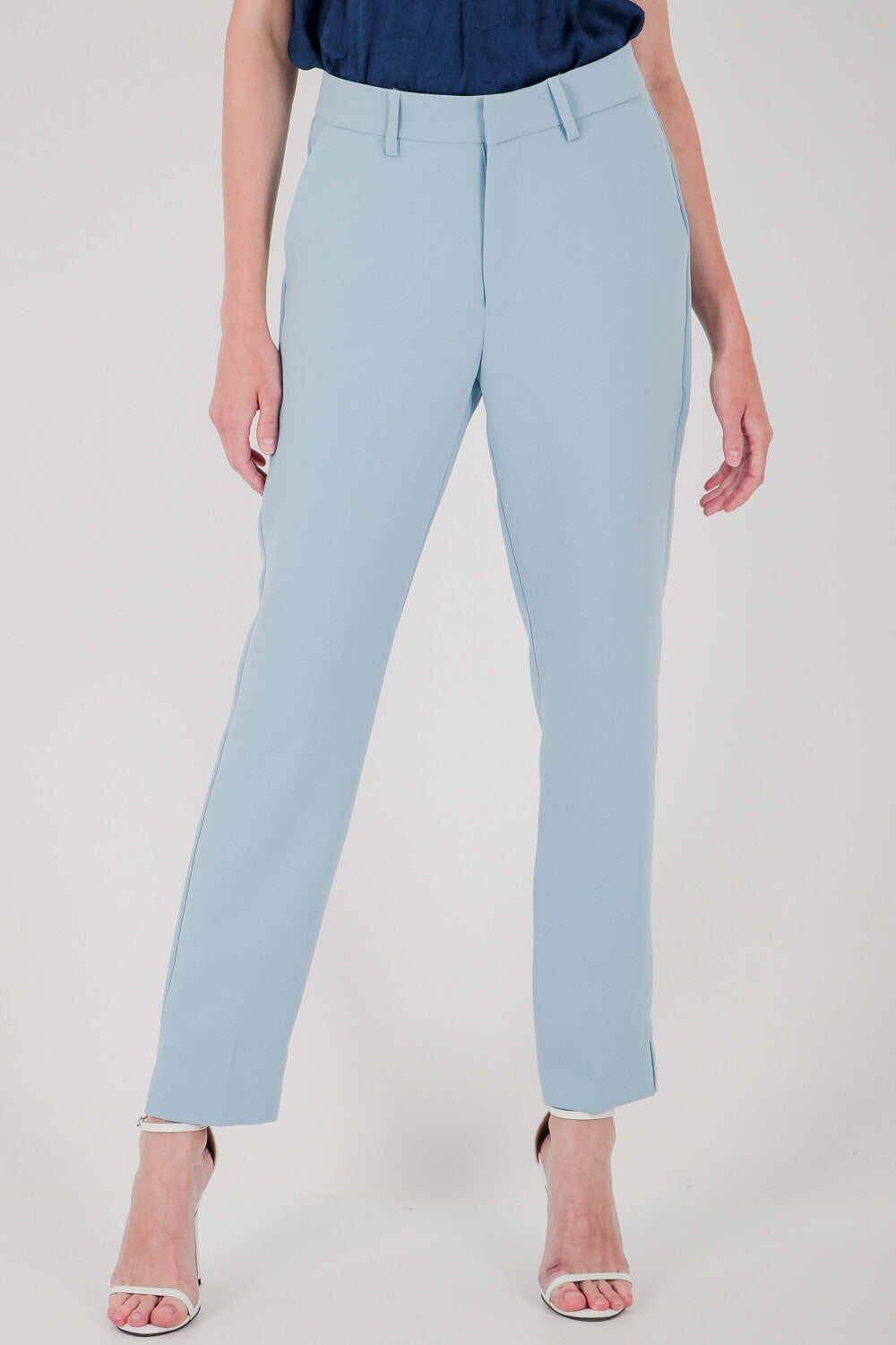 Ψηλόμεσο παντελόνι σε slim γραμμή