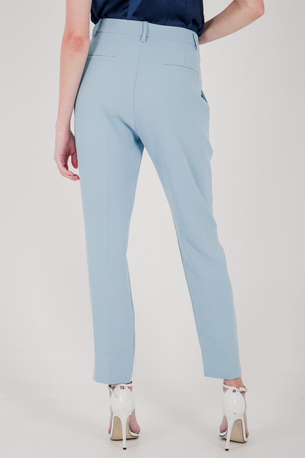 Ψηλόμεσο παντελόνι σε slim γραμμή