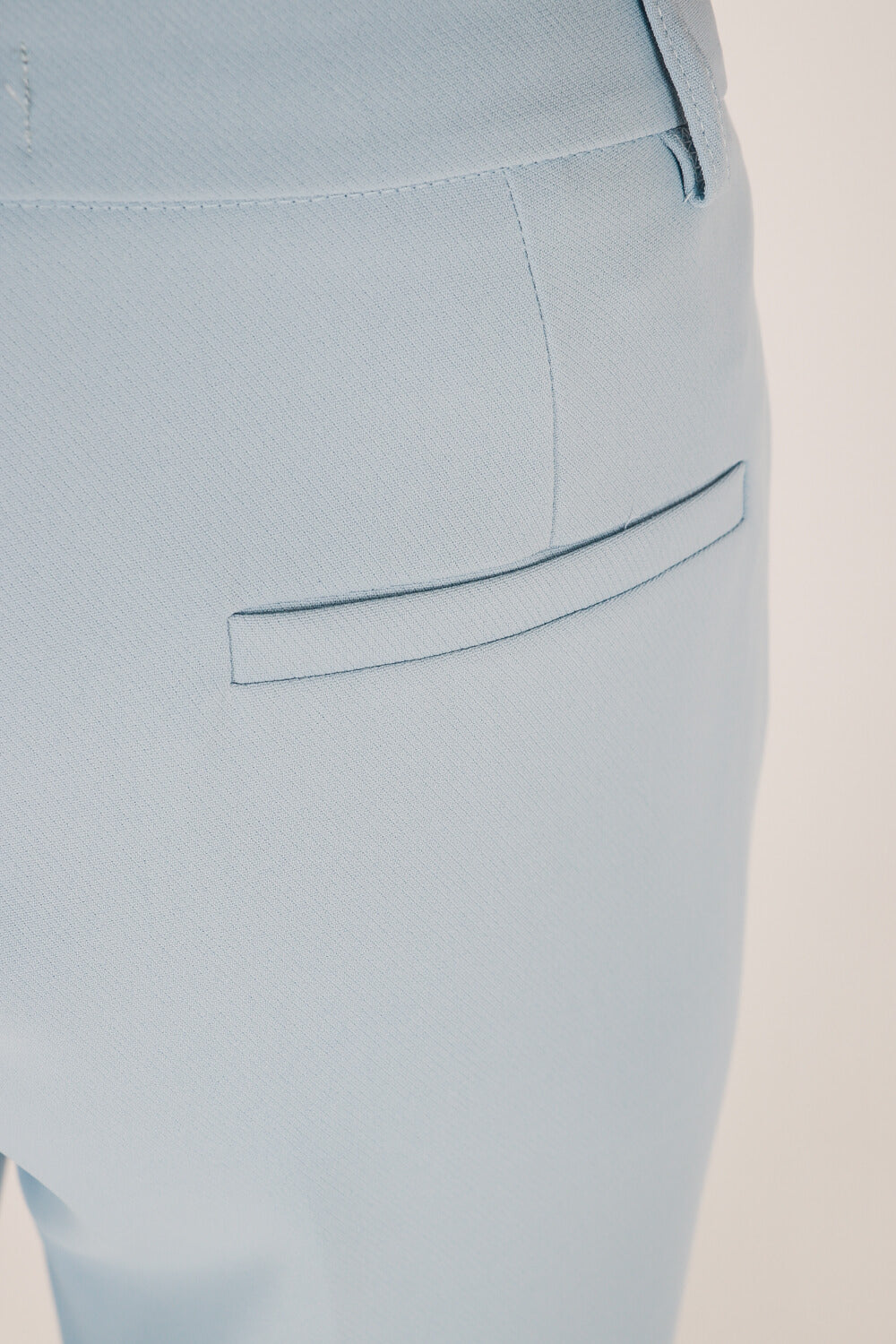 Ψηλόμεσο παντελόνι σε slim γραμμή