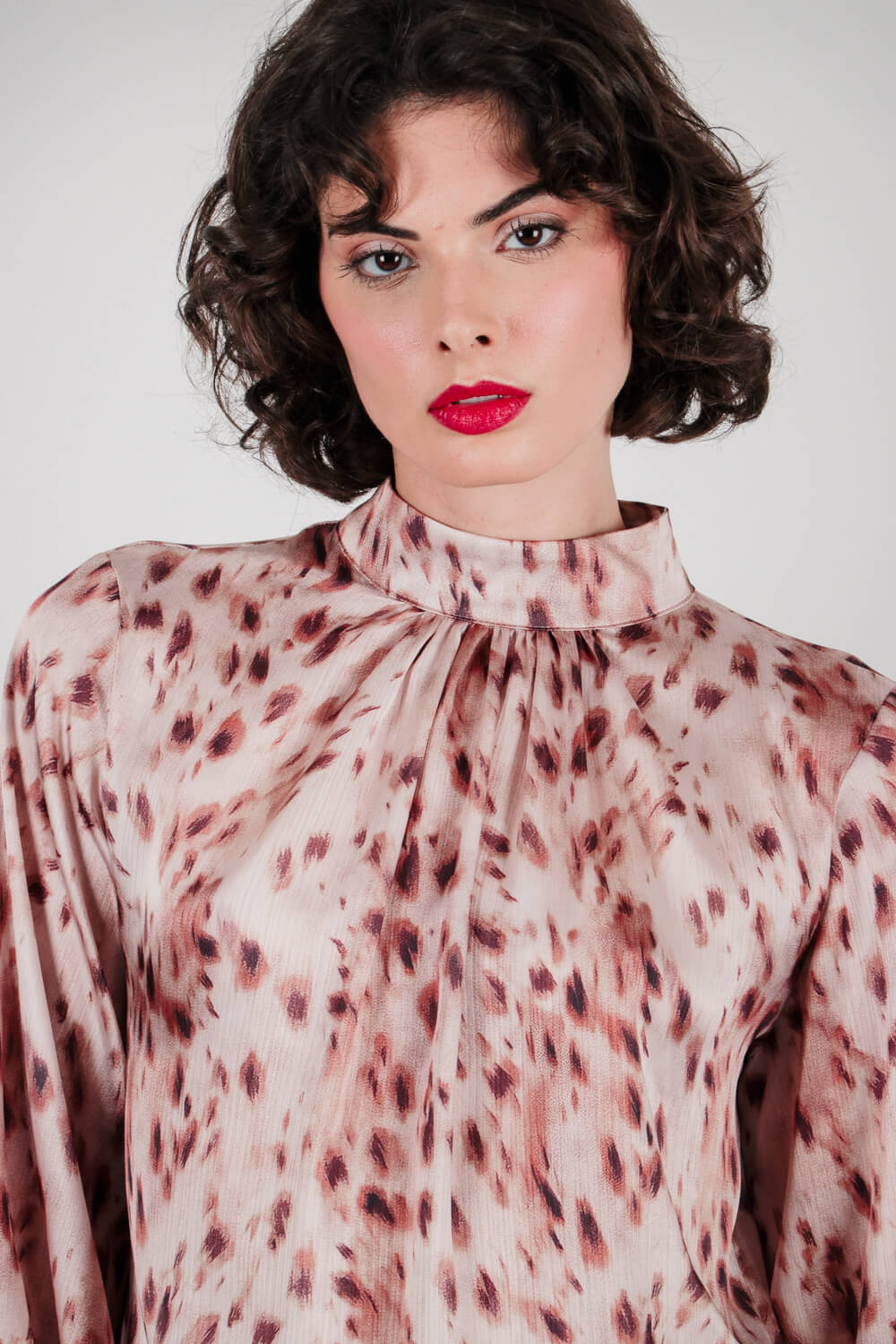 Σατινέ μπλούζα με όρθιο γιακά