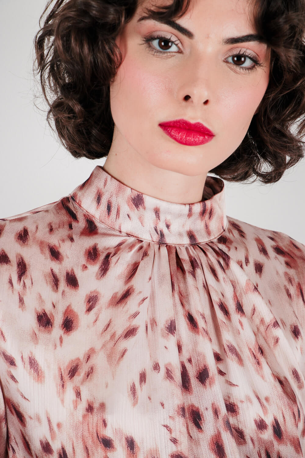 Σατινέ μπλούζα με όρθιο γιακά