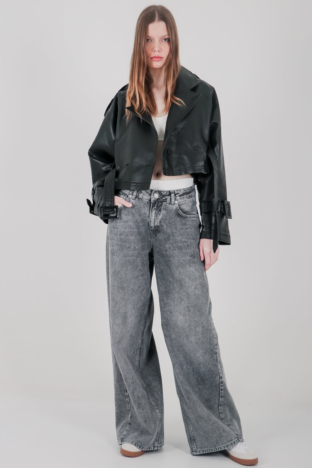 Μπουφάν crop με υφή δέρματος