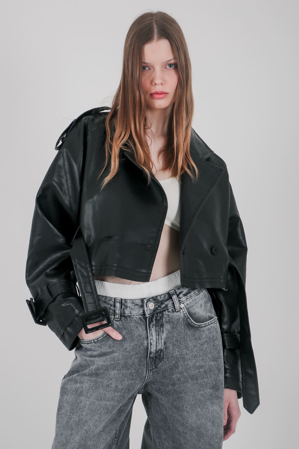 Μπουφάν crop με υφή δέρματος