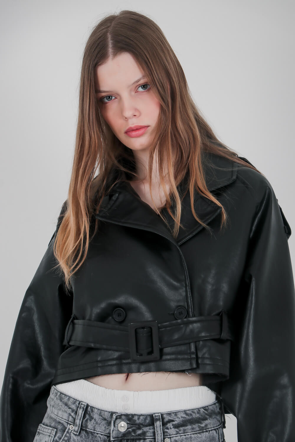 Μπουφάν crop με υφή δέρματος