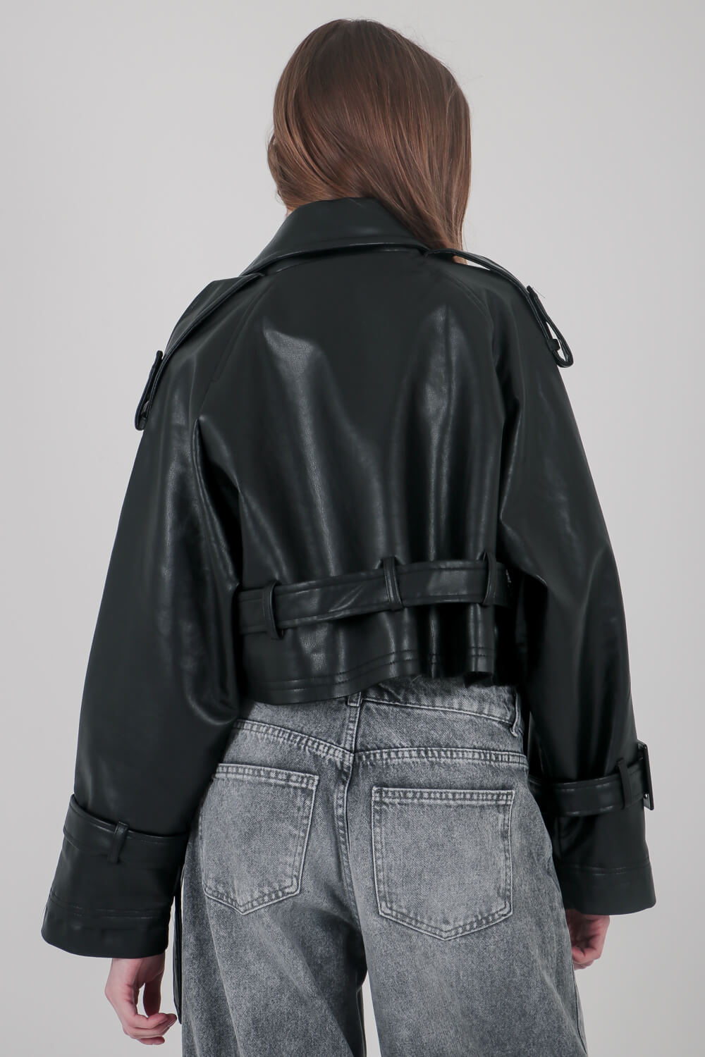 Μπουφάν crop με υφή δέρματος