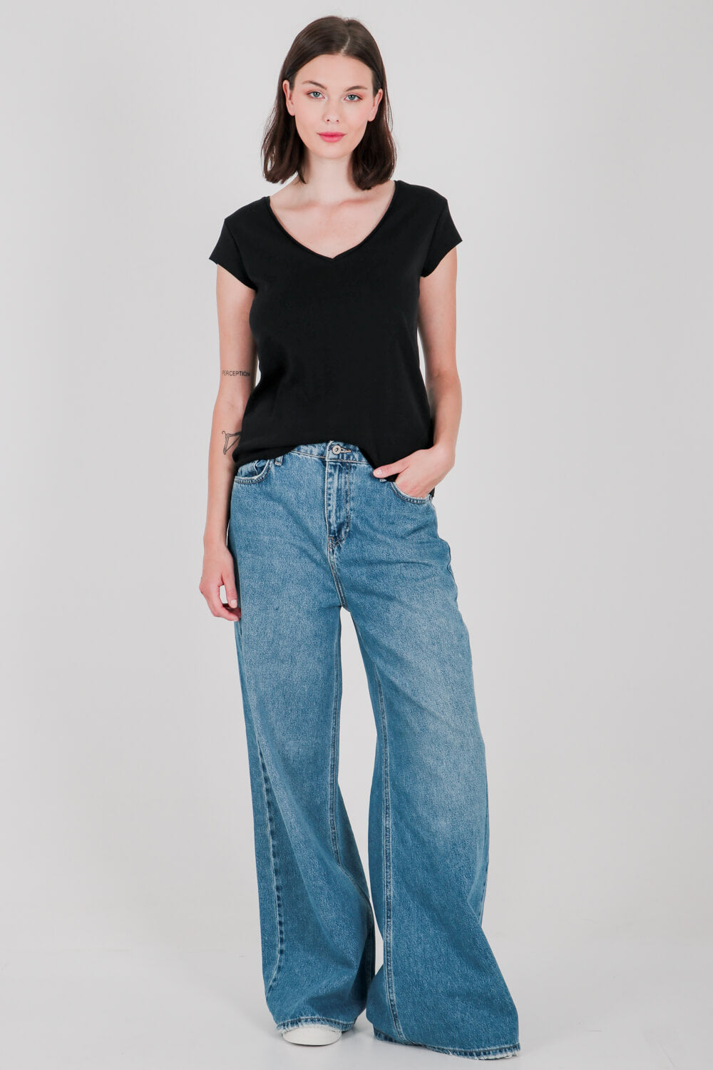 Βαμβακερή μπλούζα με V ντεκολτέ