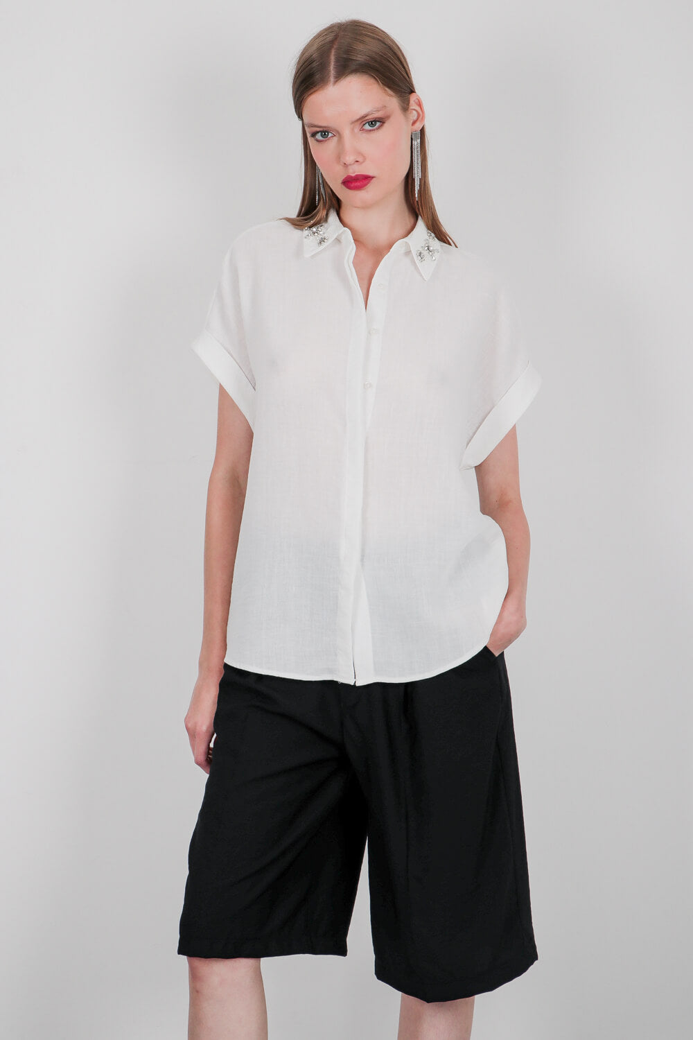 Κοντομάνικο πουκάμισο με πέρλες στον γιακά